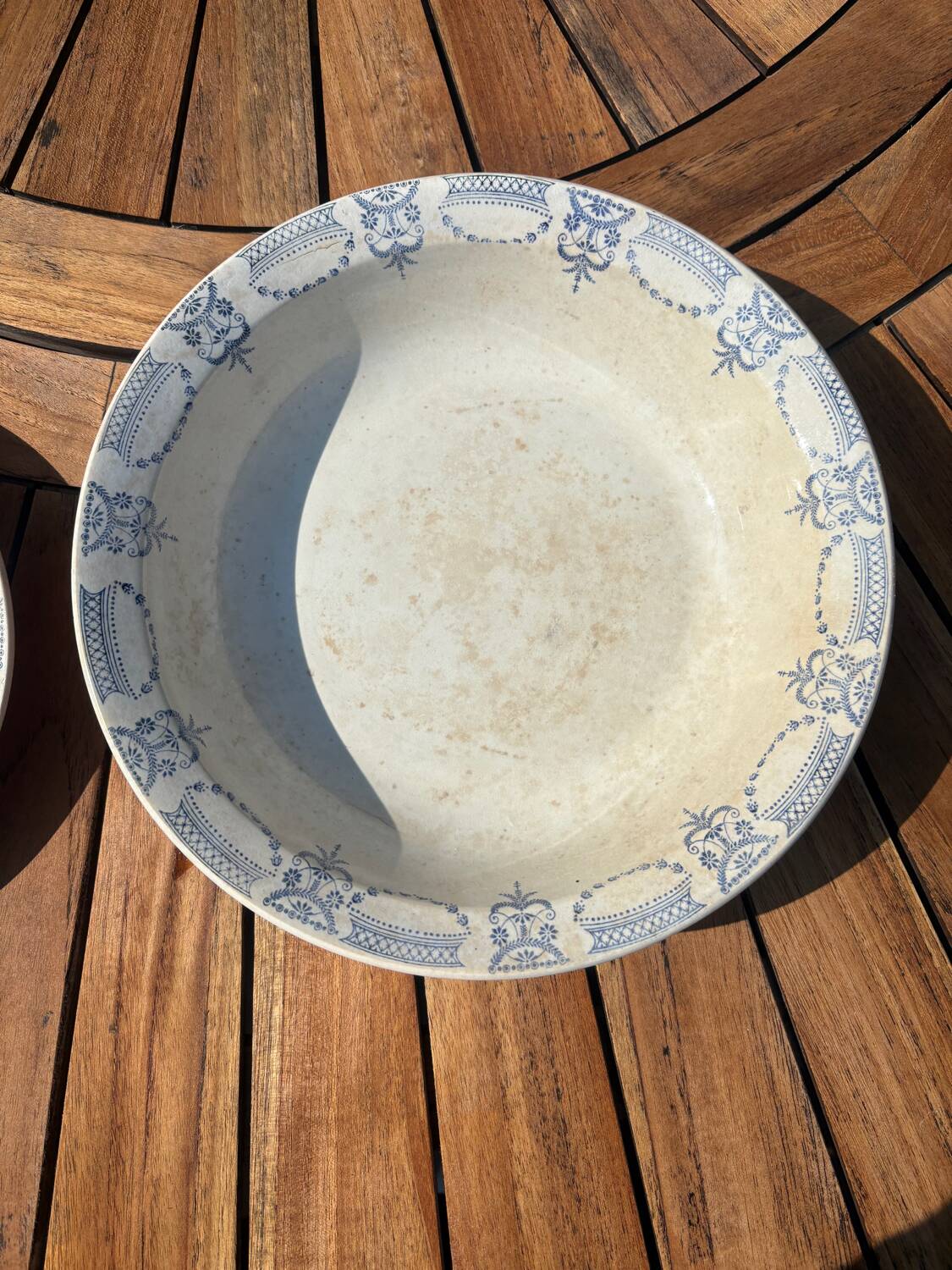 Hollow round plate Moulin des Loups & Hamage