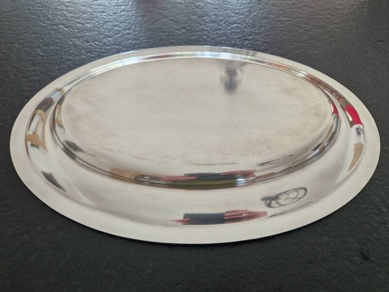 Plat ovale de service en métal argenté modèle Rubans croisés, Christofle
