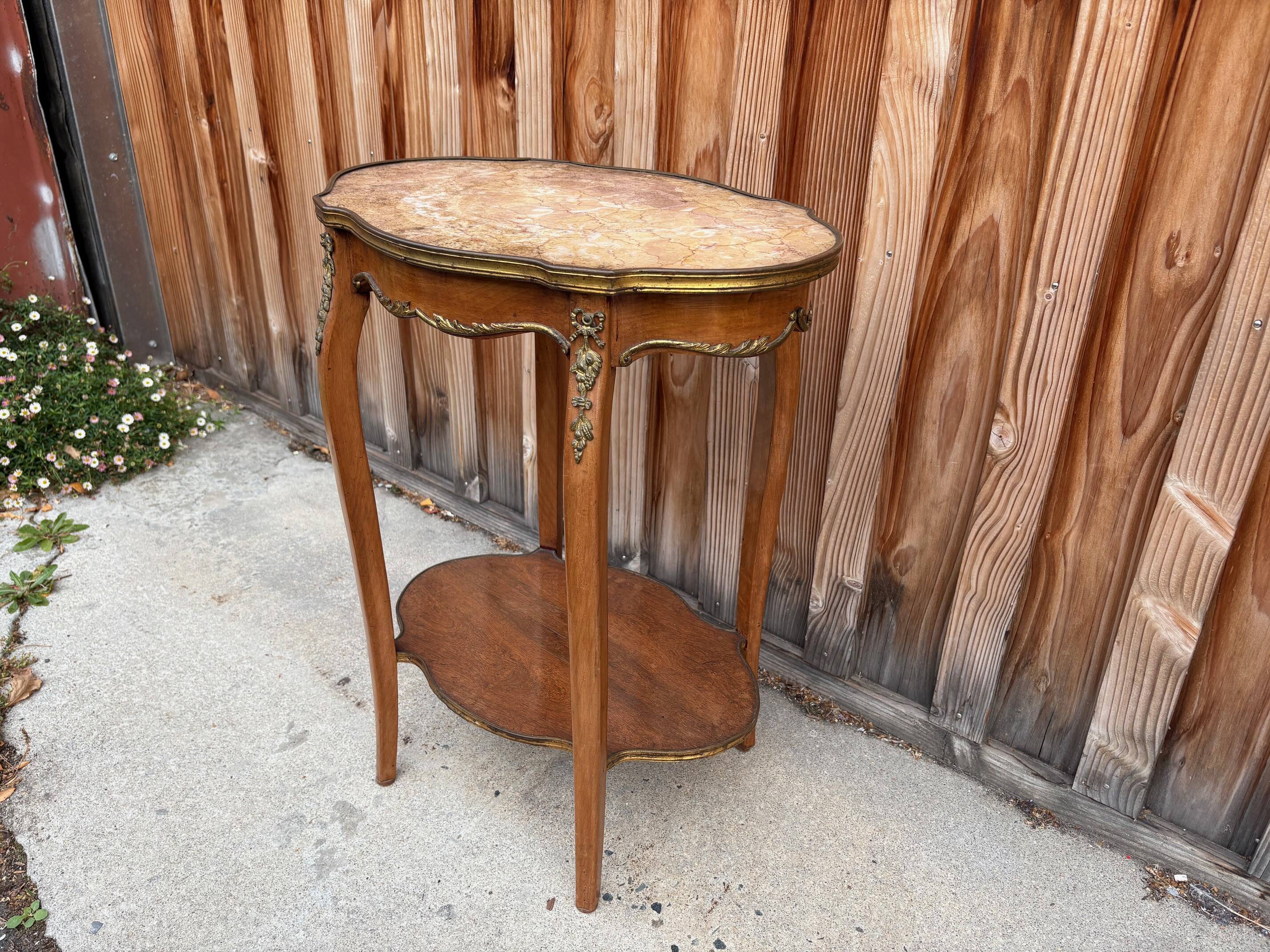 Guéridon ancien Louis XV – marbre rosé et laiton doré – fin XIXᵉ siècle