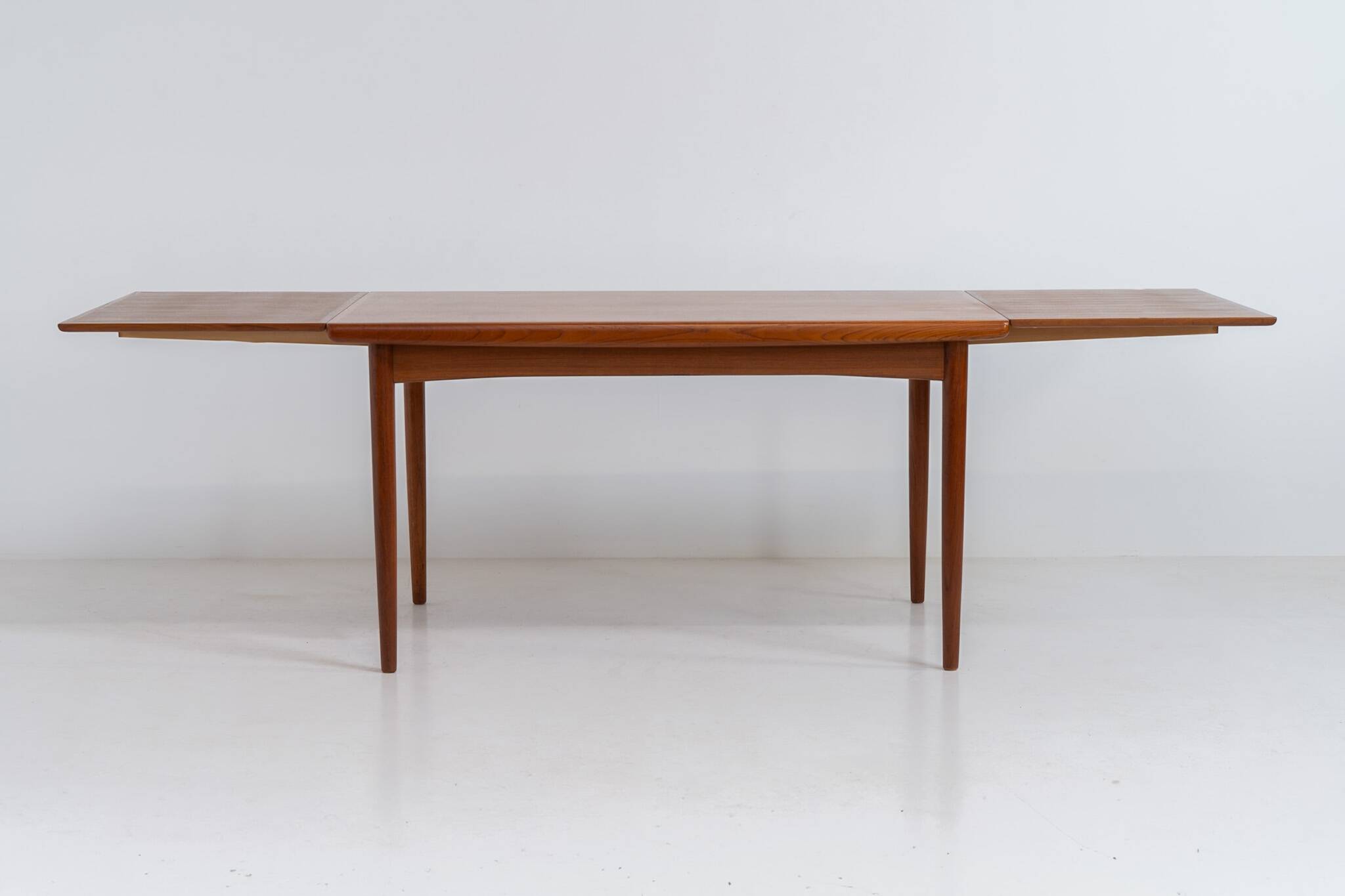 Extendable dining table by Skøvby Møbelfabrik