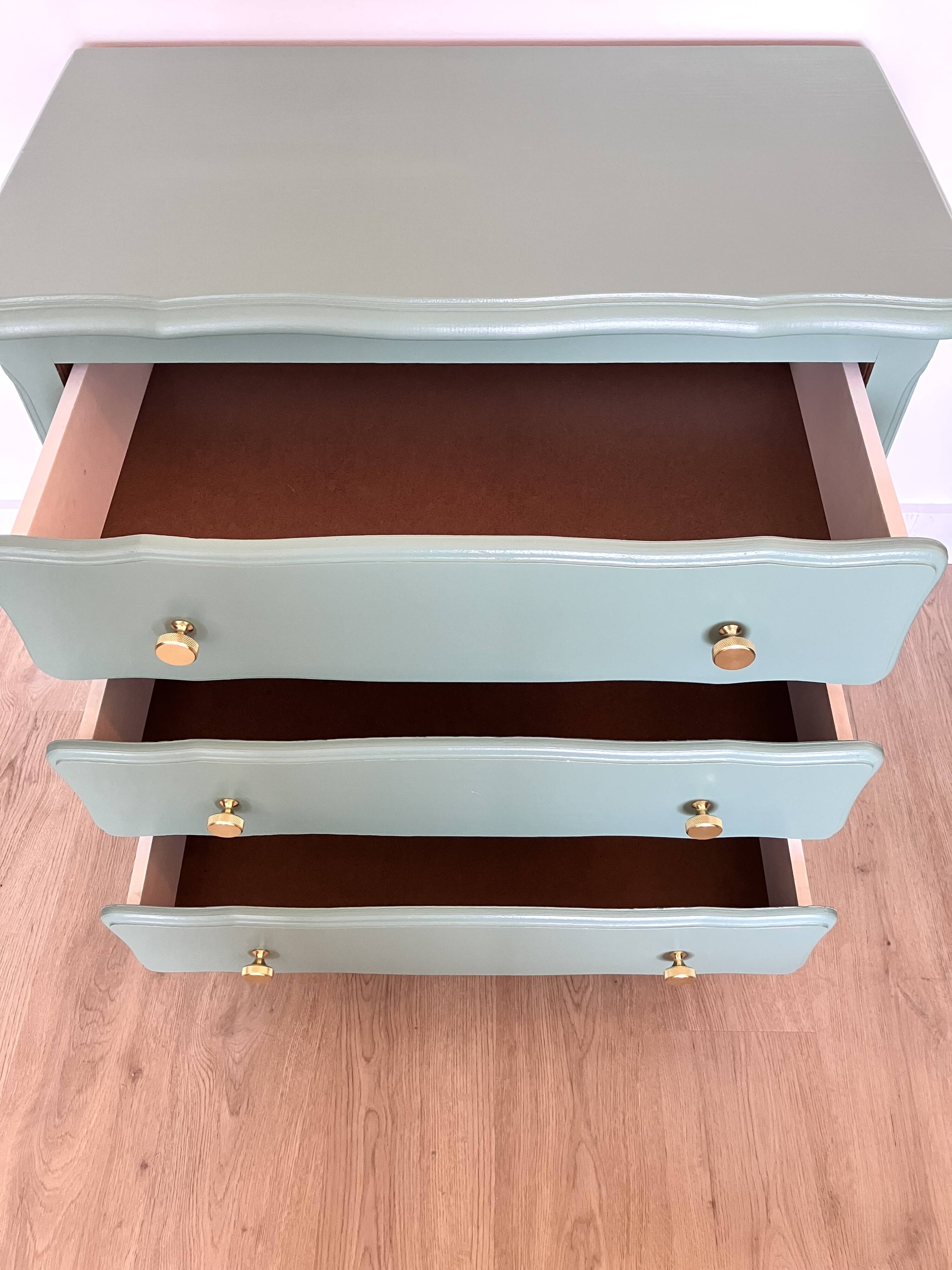 Wooden chest of drawers