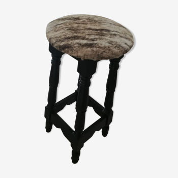 Tabouret de bar noir et peau de bovin