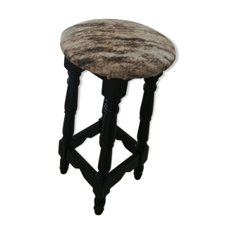 Tabouret de bar noir et peau de bovin