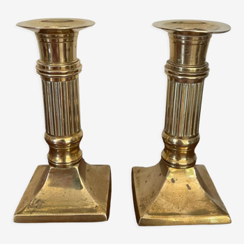 Paire de bougeoirs colonne en laiton