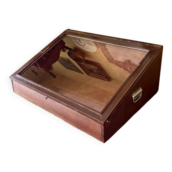 Vitrine de présentation en bois foncé et verre