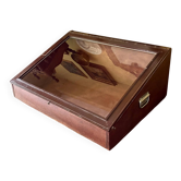 Vitrine de présentation en bois foncé et verre