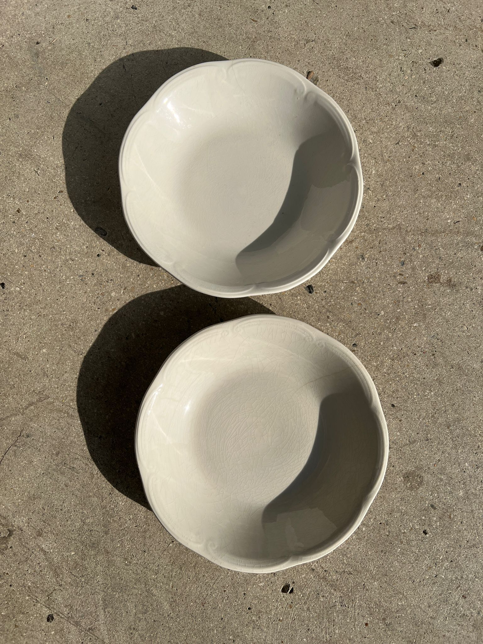 2 white hollow plates flower shape Gien D: 21,5cm