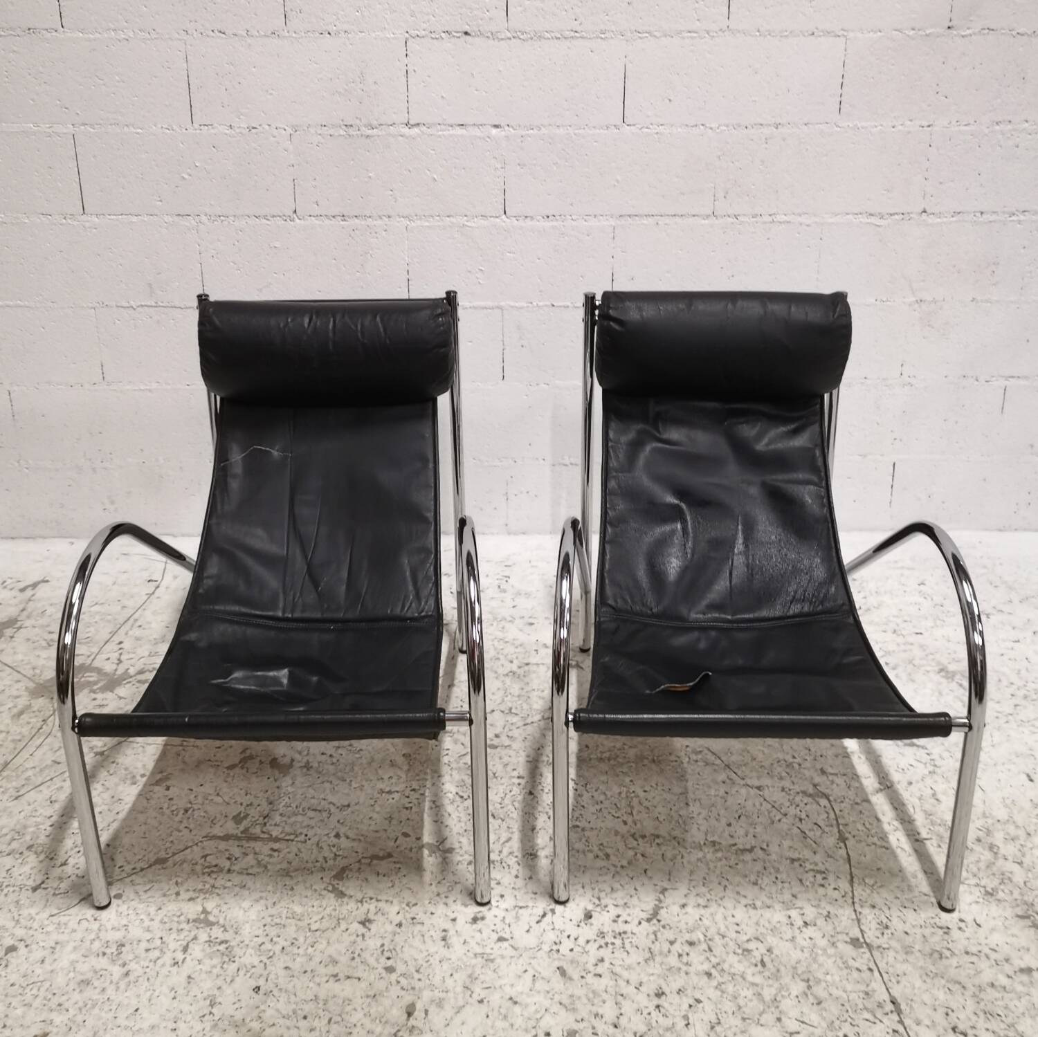 Pair of "Omega" armchairs, chrome-plated metal and leather, Habitat vintage 1980