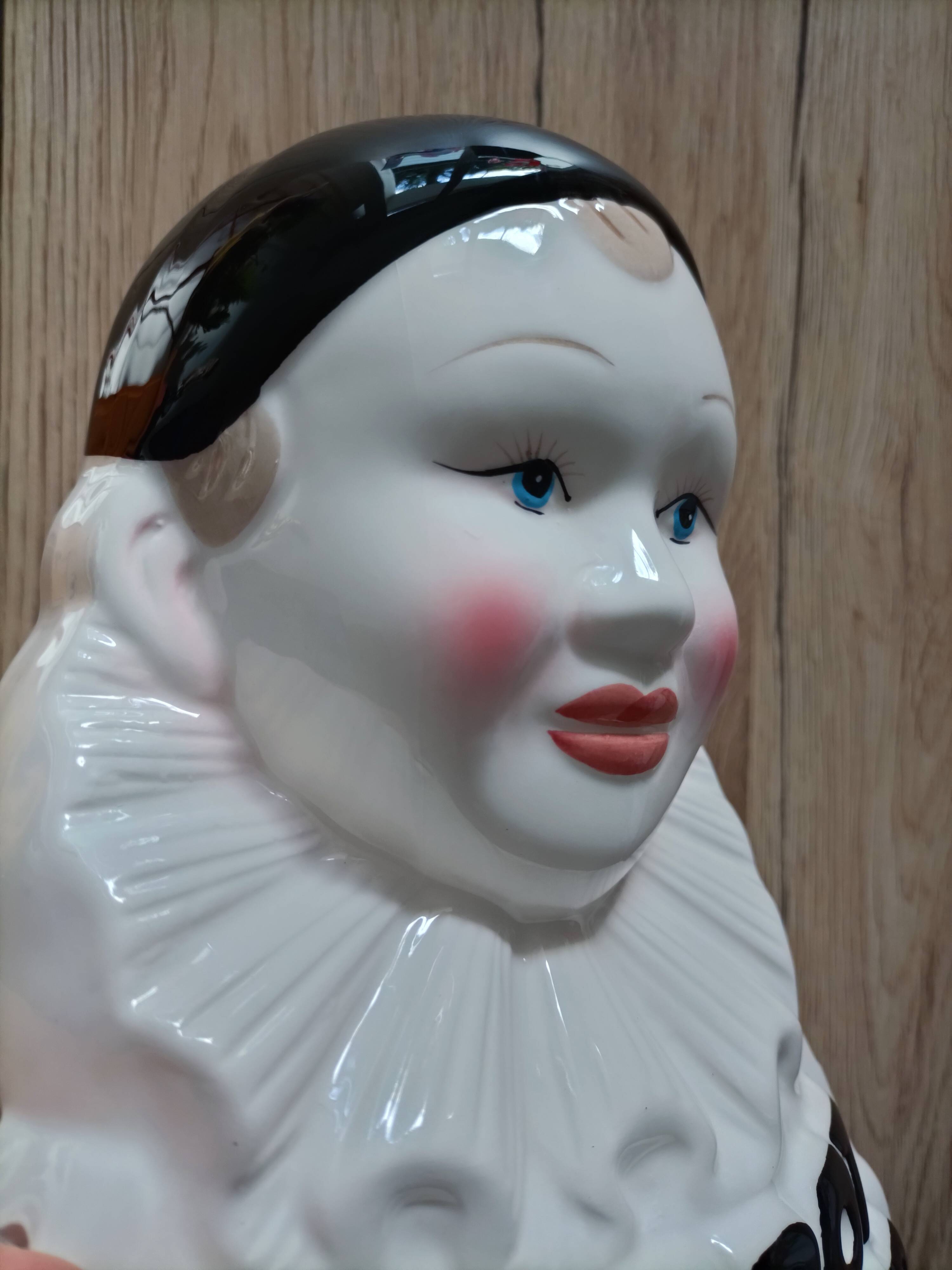 Advertising lollipop display with gourmet Pierrot bust in porcelain