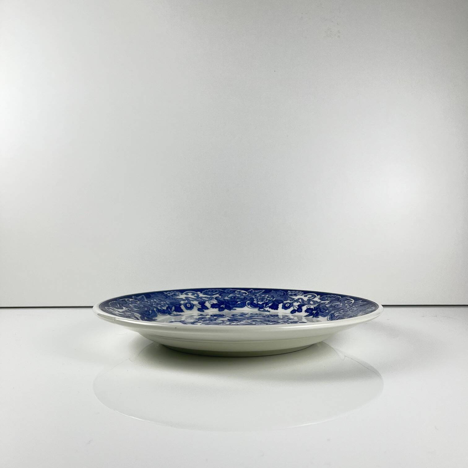 Plat ancien en faïence bleue, décor floral et oiseaux, début XXe