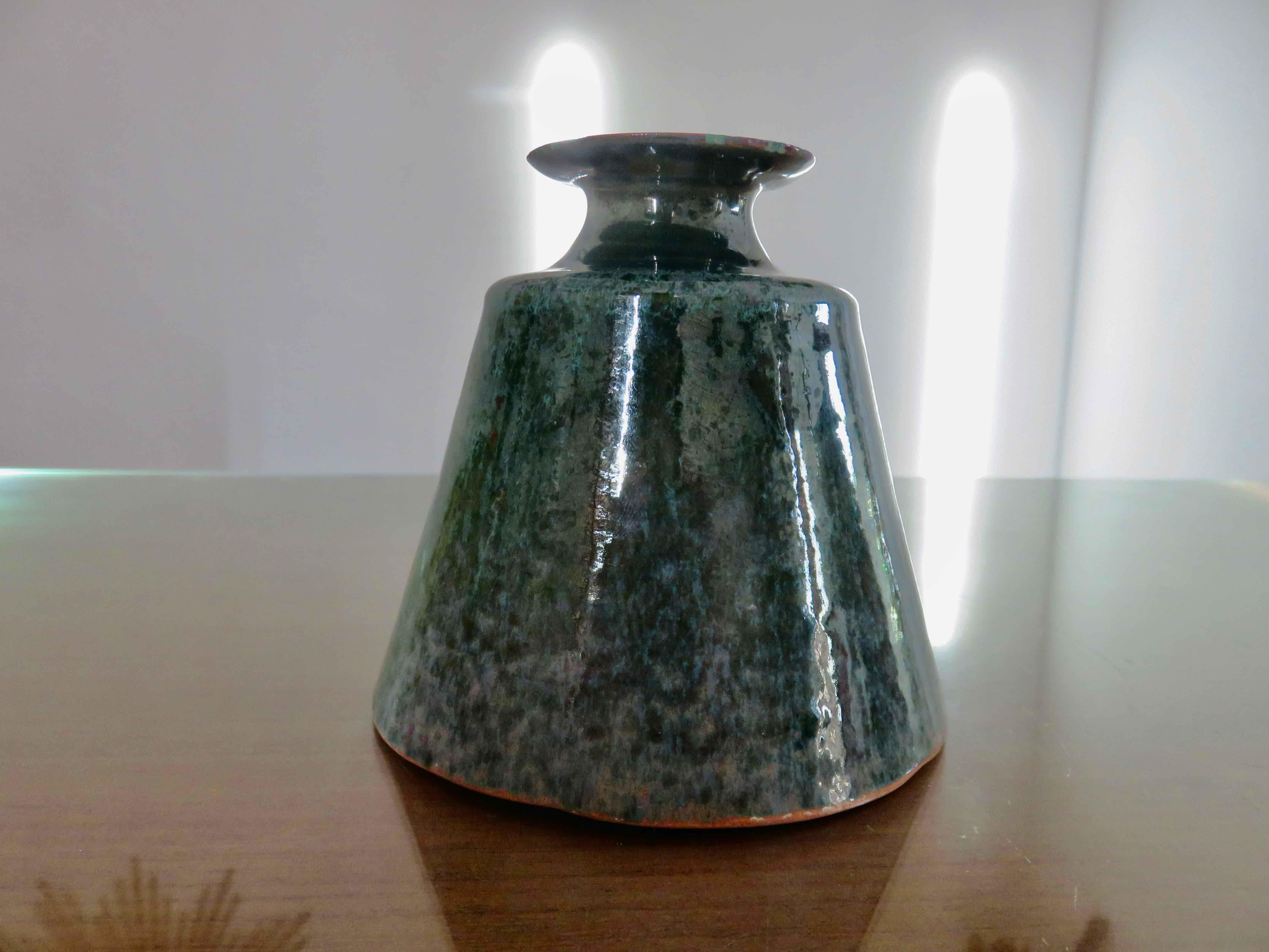Vase en céramique dans les tons verts