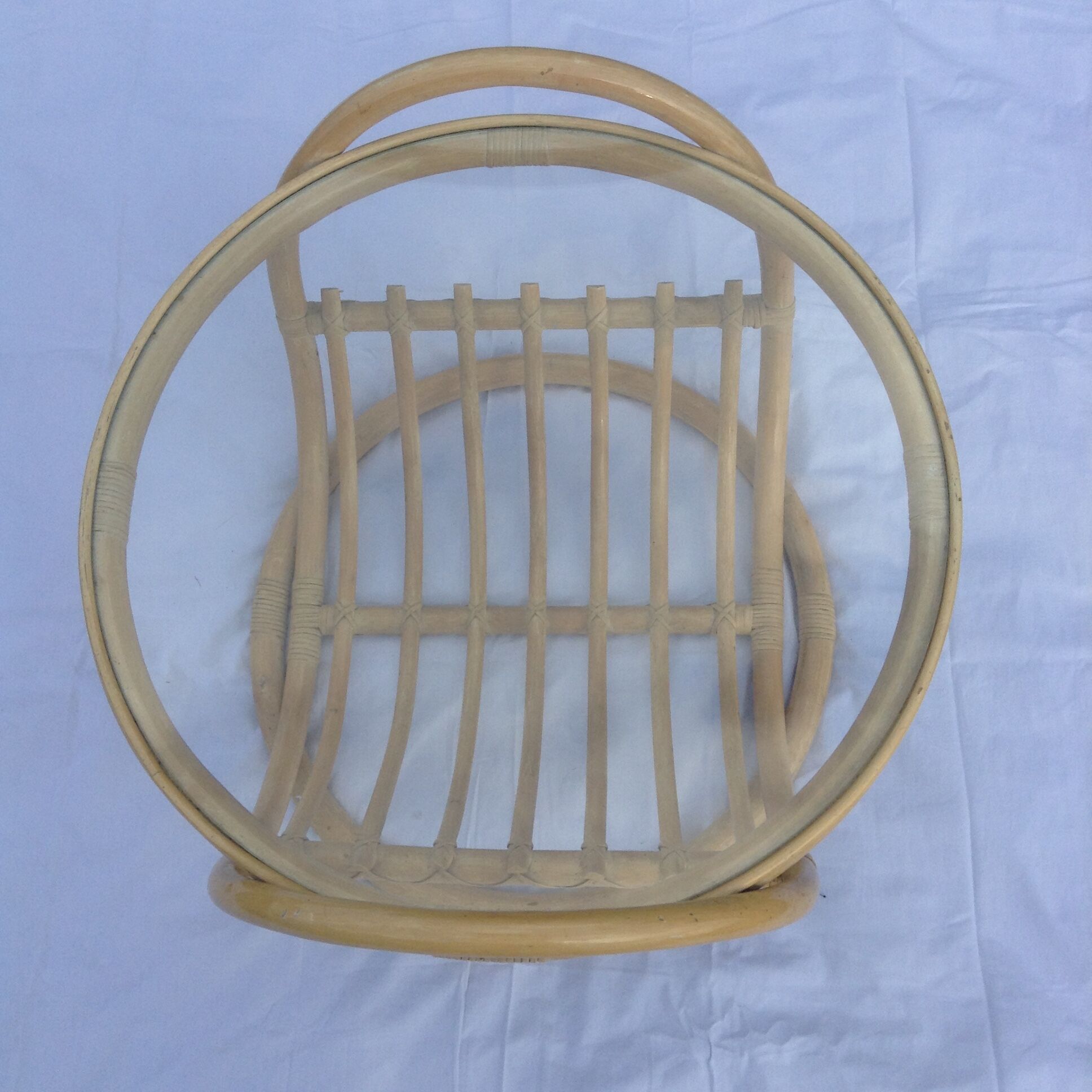 Round coffee table in glass and rattan