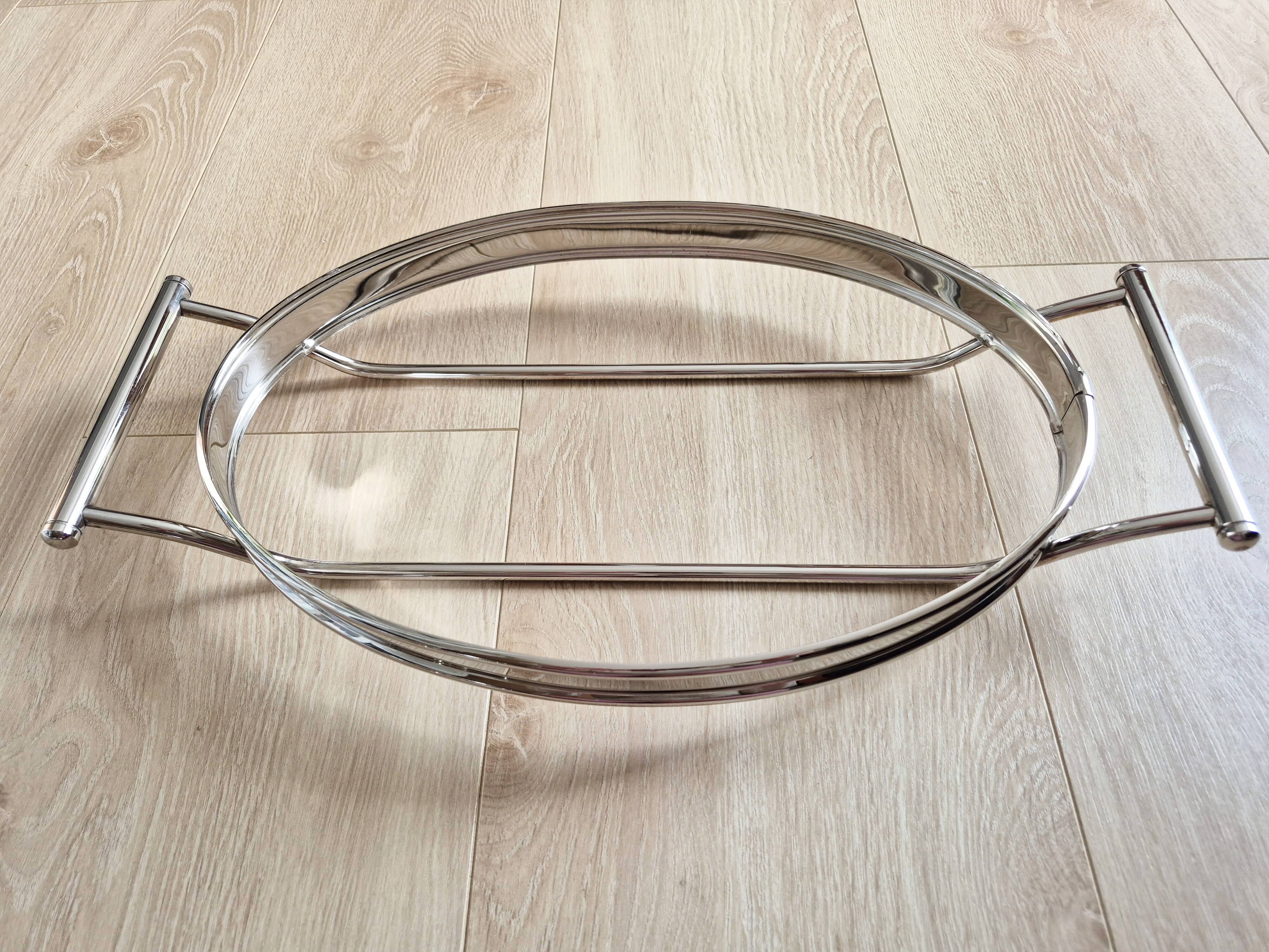 Oval Pyrex gratin dish, silver-plated metal stand.