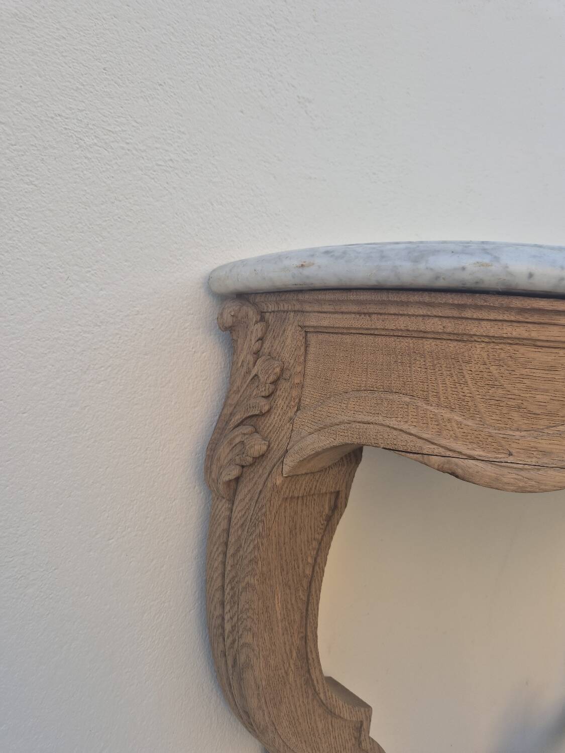 Louis XV curved console in solid oak, 18th century, decorated