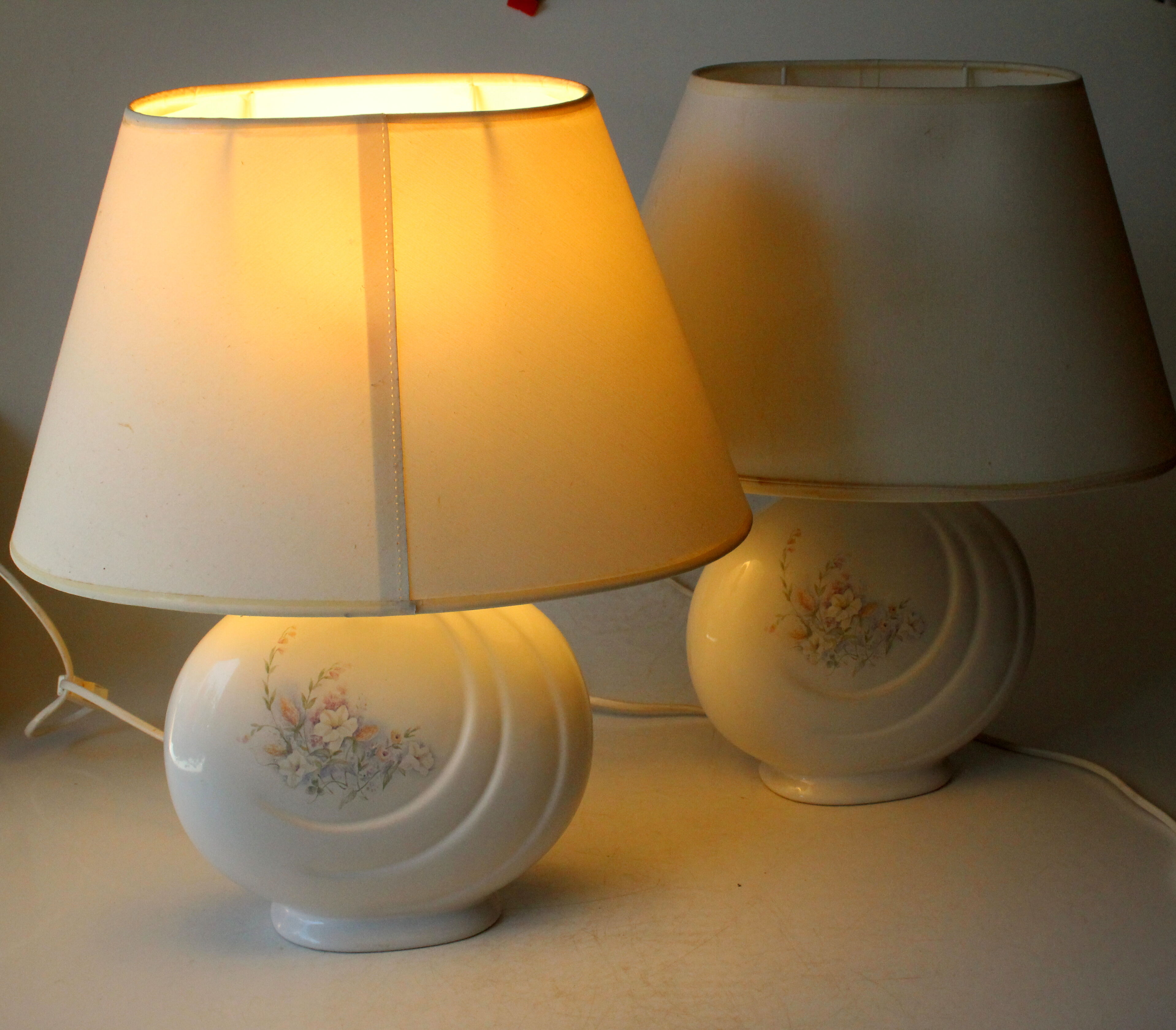 2 bedside lamps made of white ceramic with floral motifs and fabric lampshades, vintage from the 70s