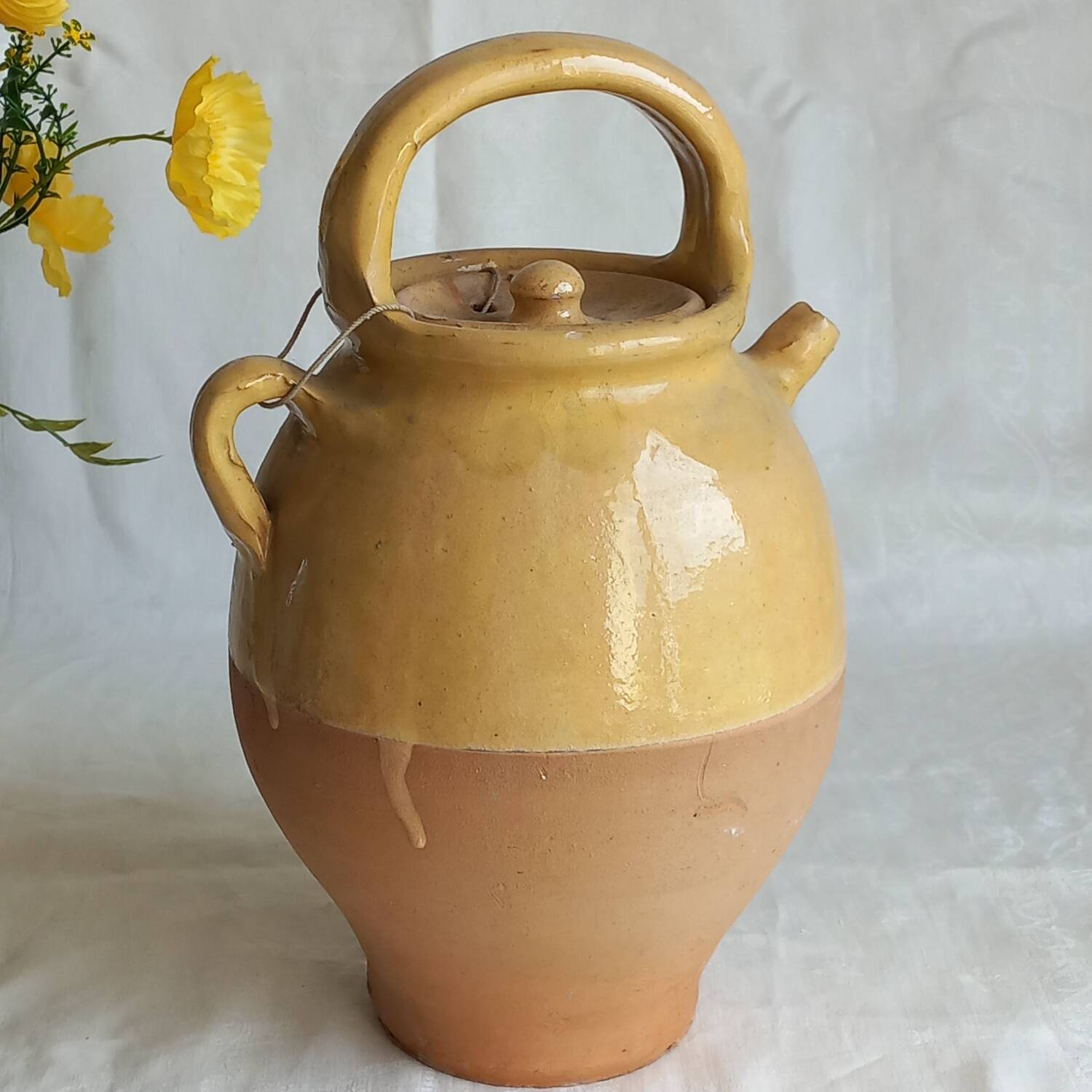 Cruche en terre cuite vernissée jaune