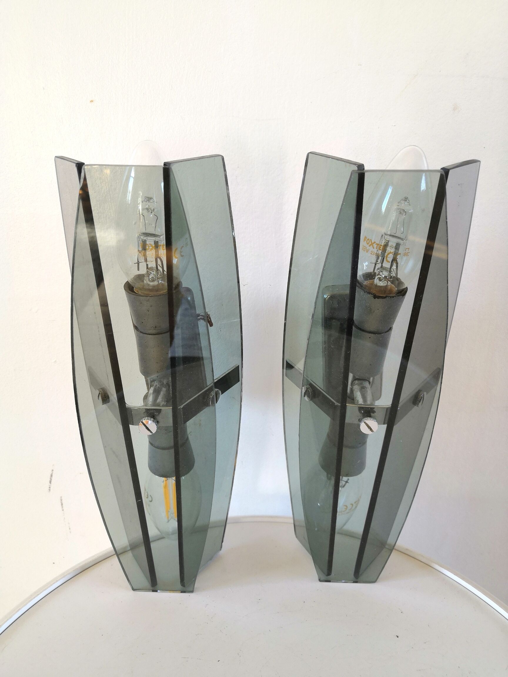 Paire d'appliques en verre bleuté design années 70