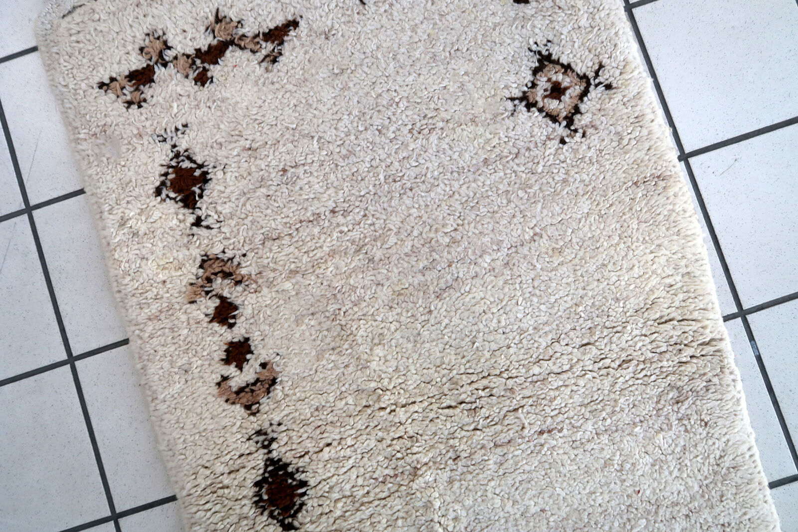 Moroccan vintage carpet Berber handmade 69cm x 137cm 1970s