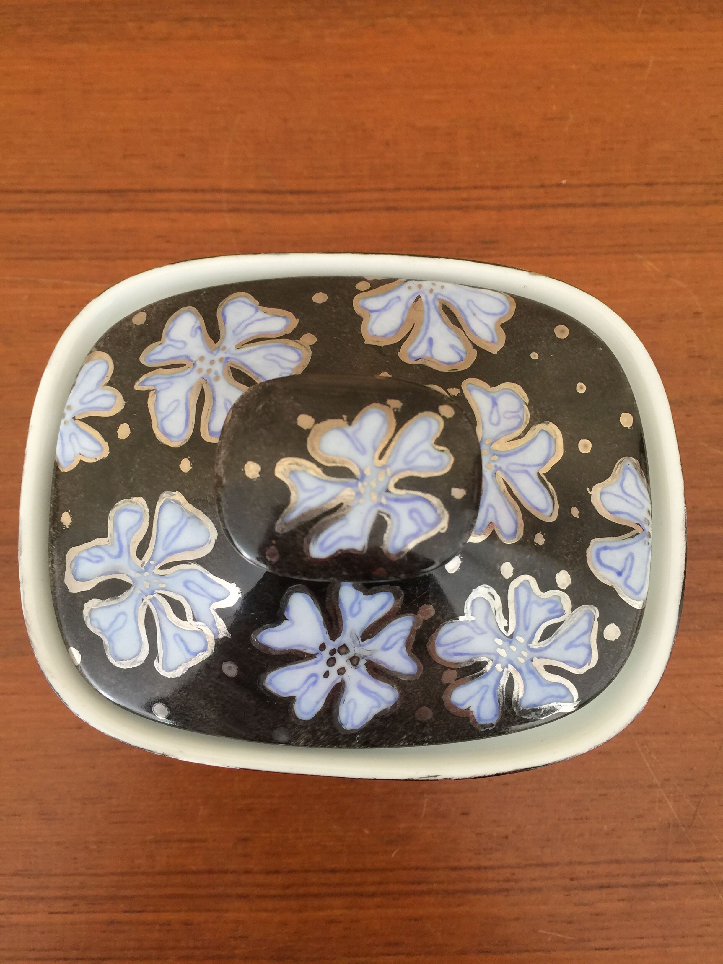 Porcelain covered pot