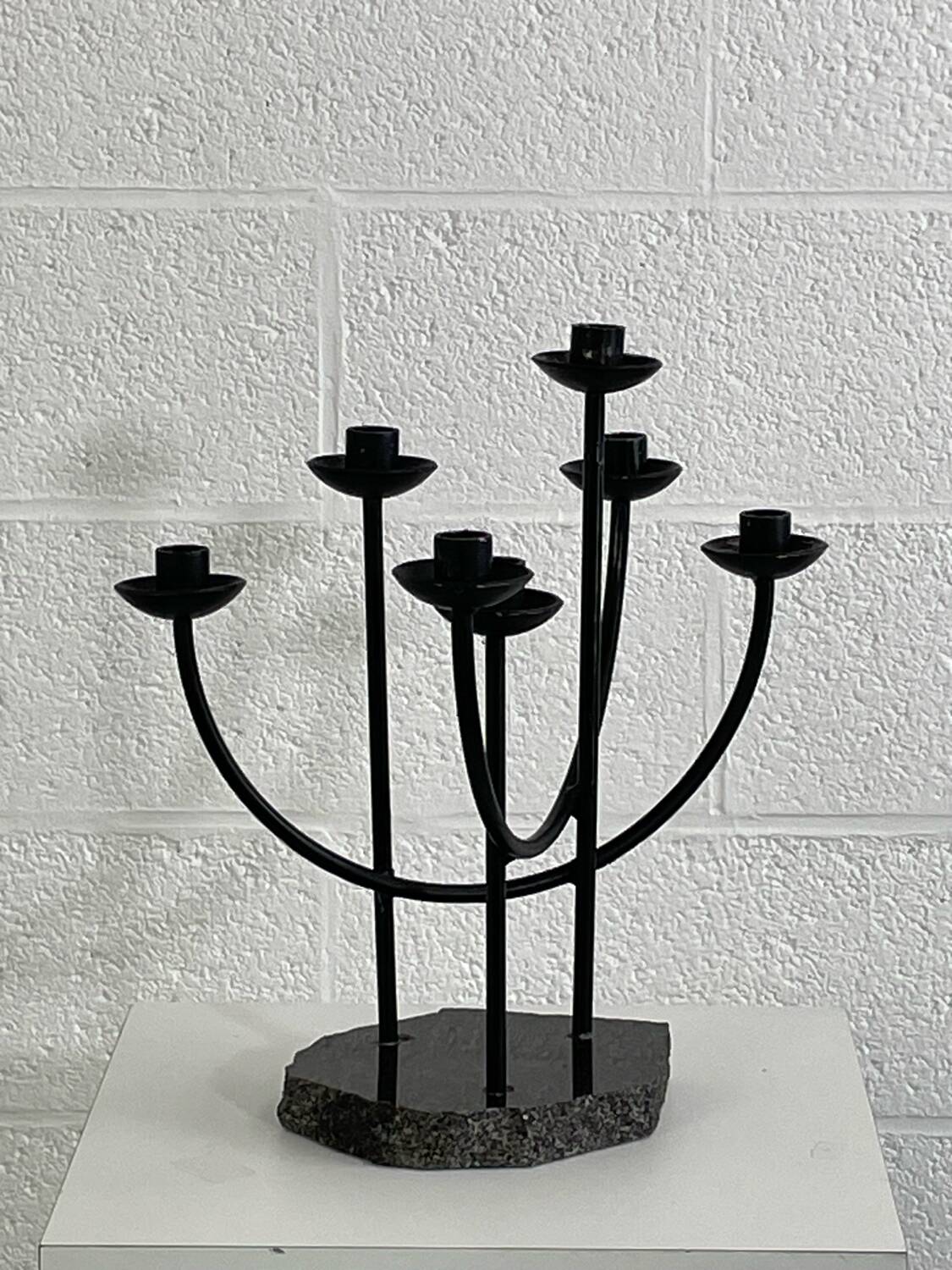Bougeoir en métal et socle en quartz noir