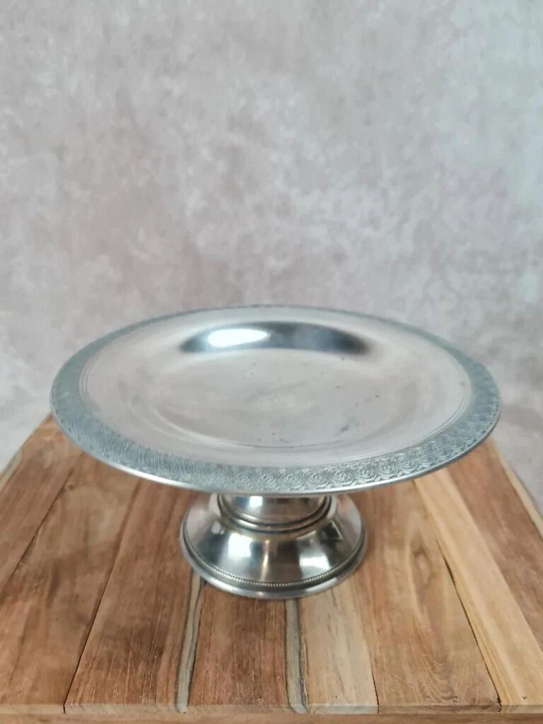 Vintage silver-plated compote with engraved frieze.