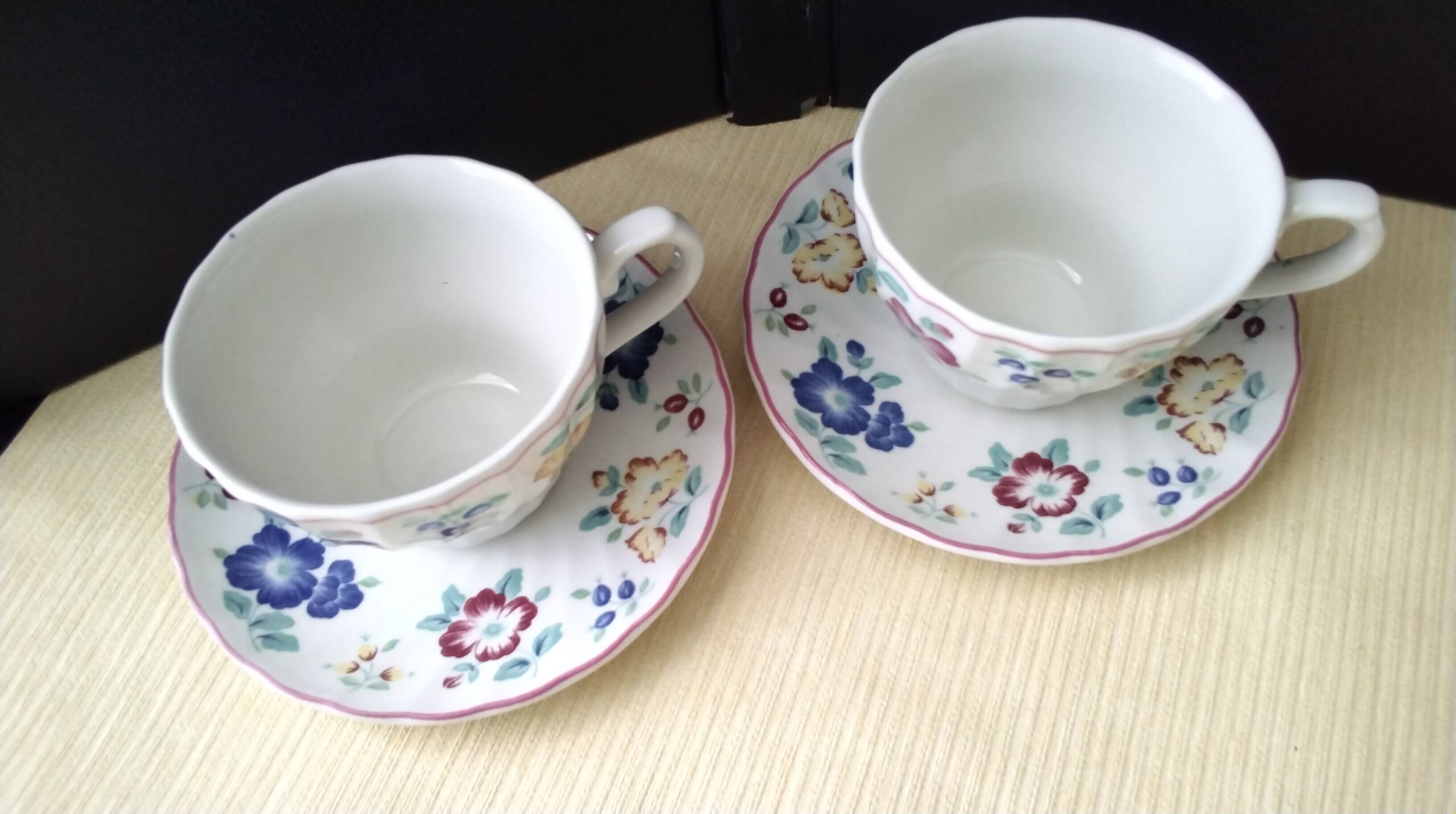 2 tea or coffee cups Porcelain Churchill Model Rosetta