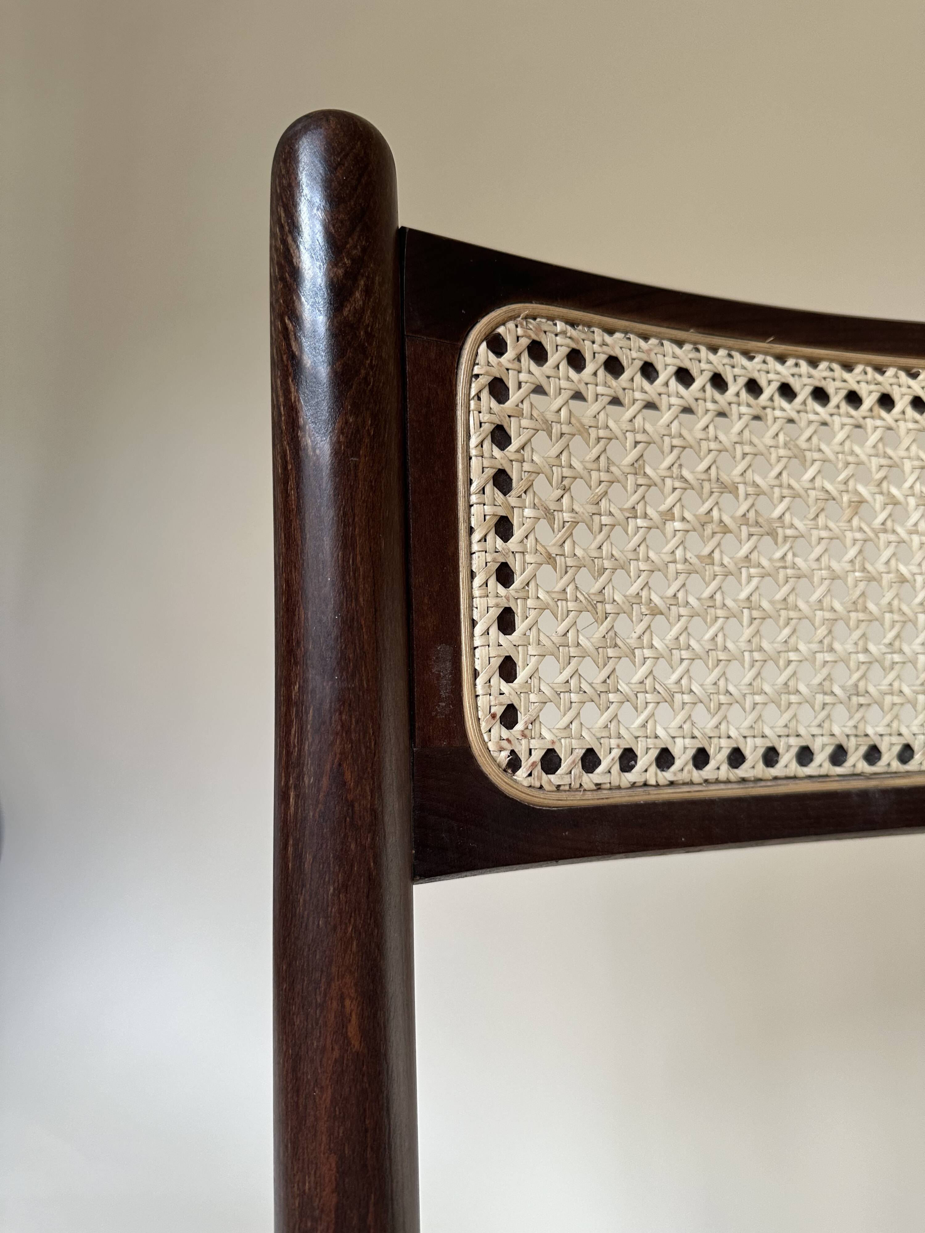 Set de quatre chaises pliantes en bois et cannage