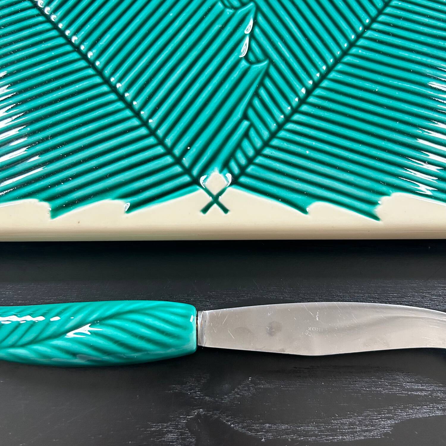 Cheese plate and knife with leaf decoration