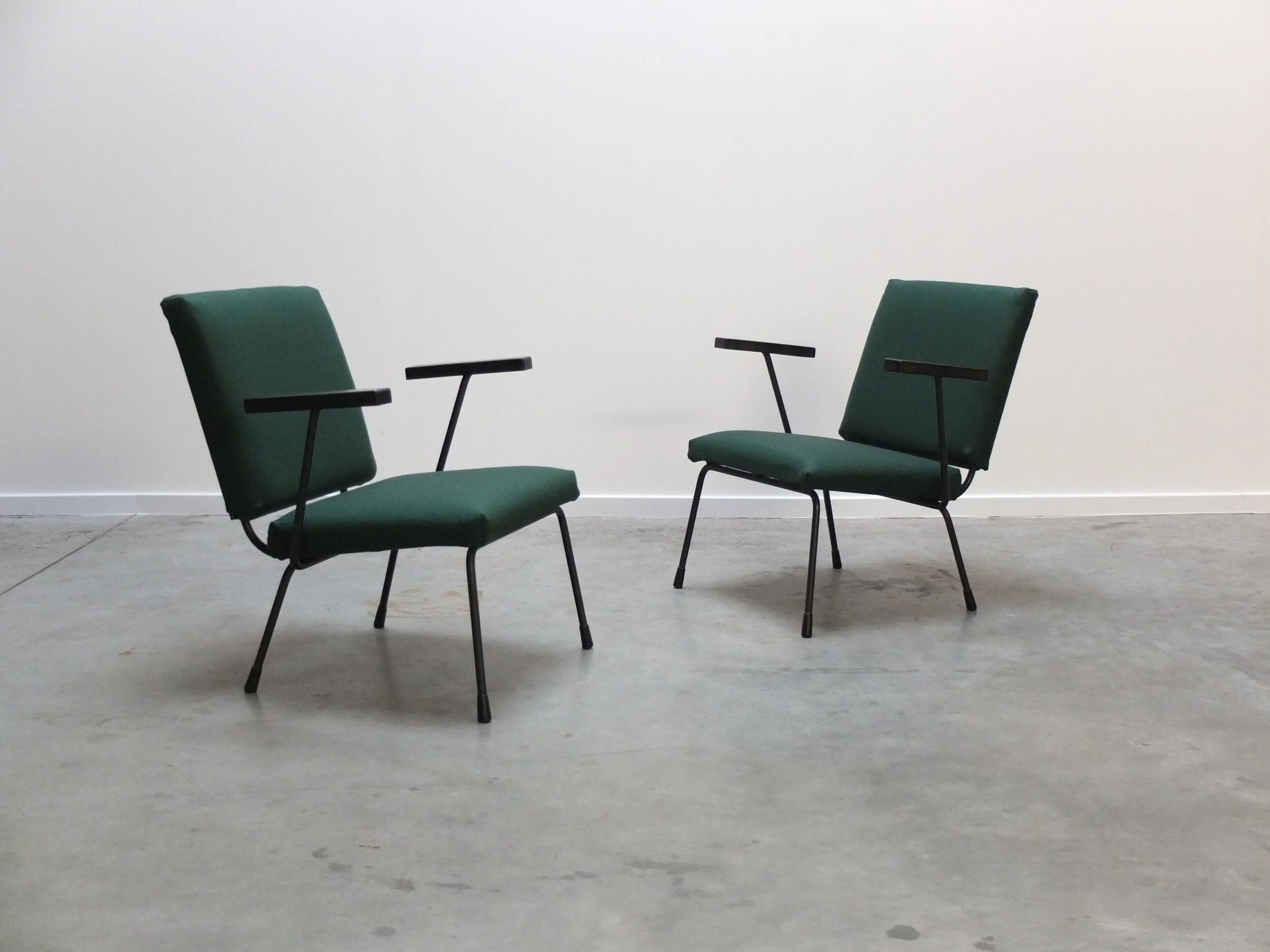 Modernist pair of '1401' easy chairs by Wim Rietveld for Gispen, 1954