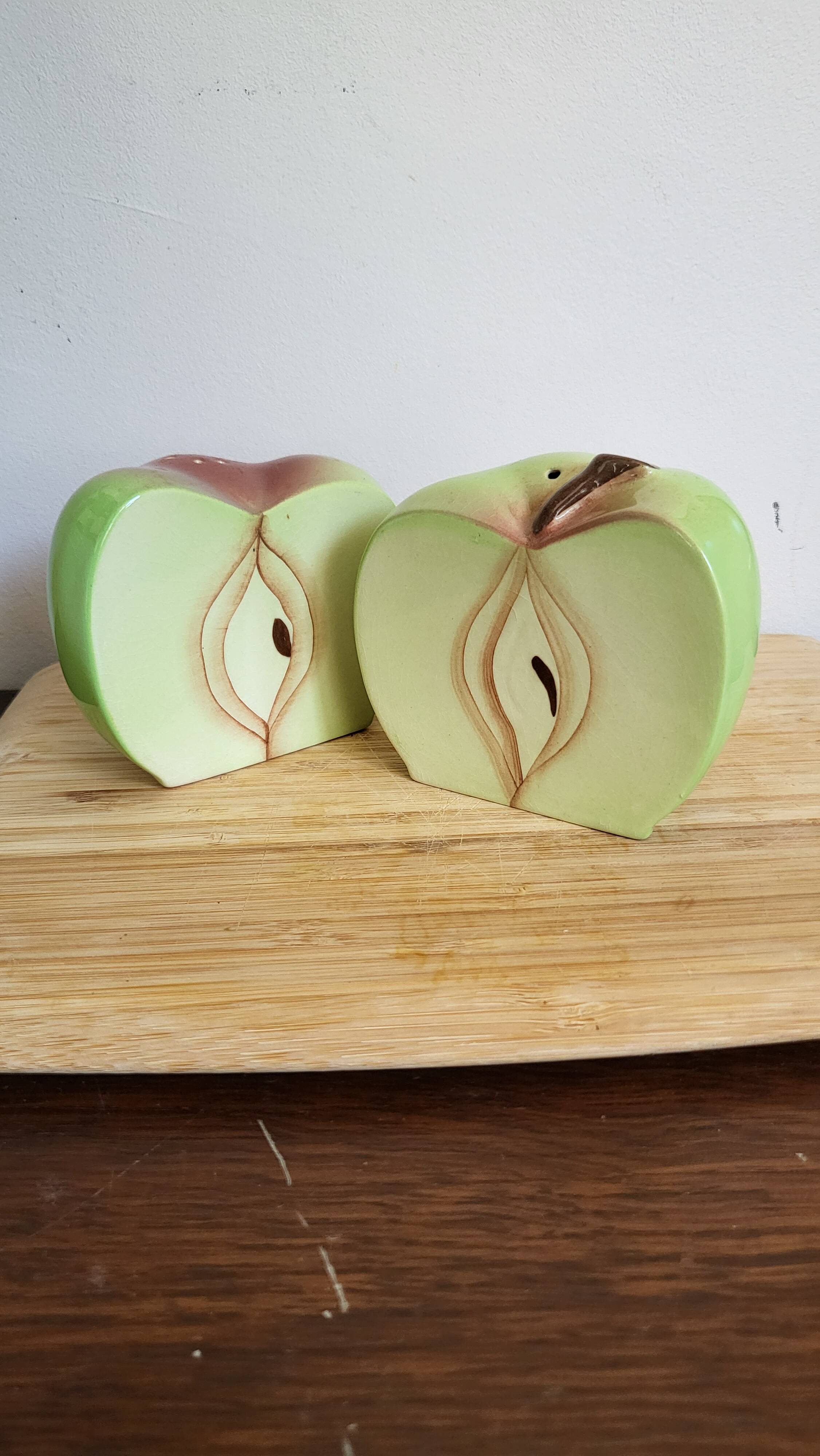Salt and pepper apple service