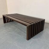 Table basse à lattes en bois et métal de style moderniste du milieu du siècle