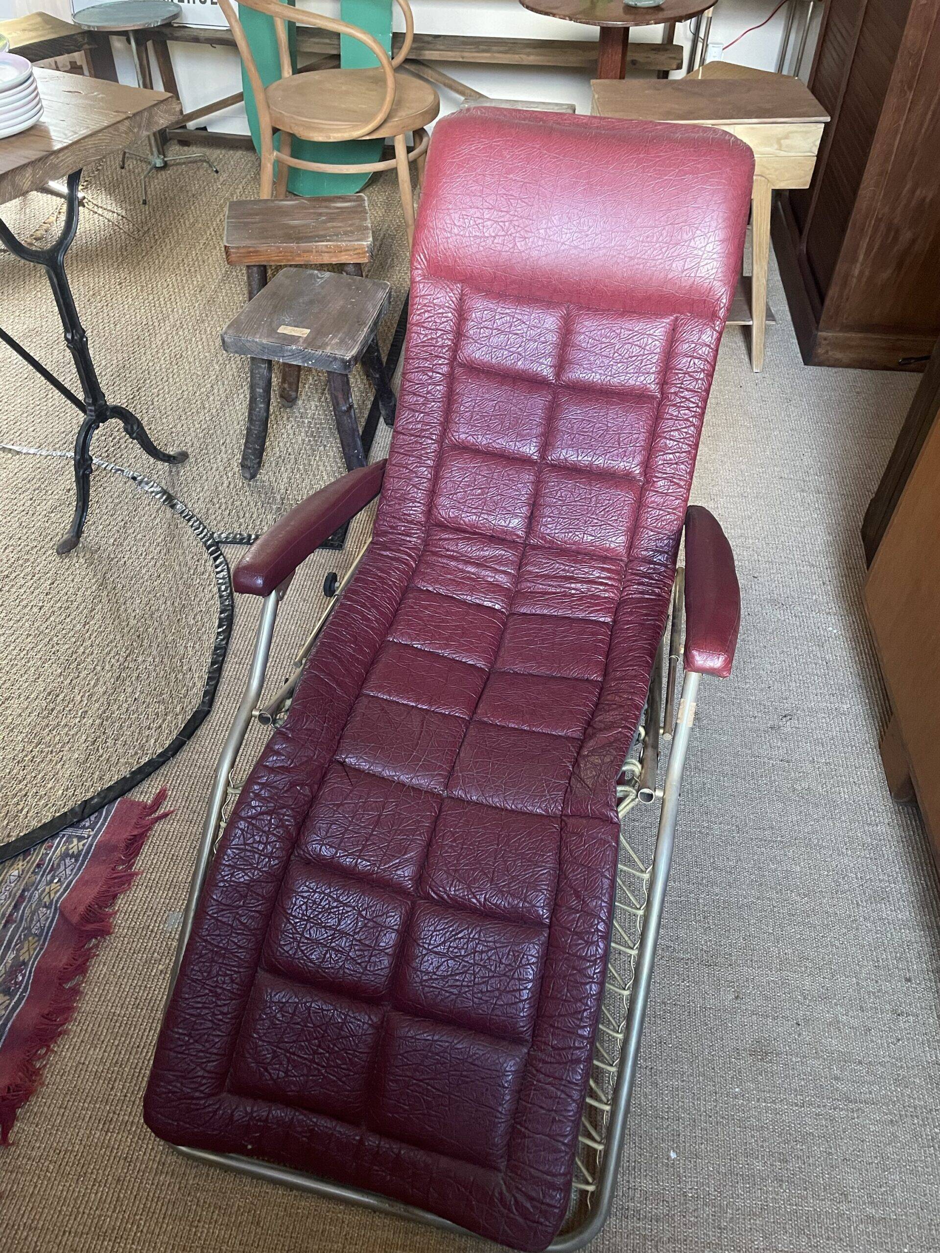 Burgundy chaise longue, 1960