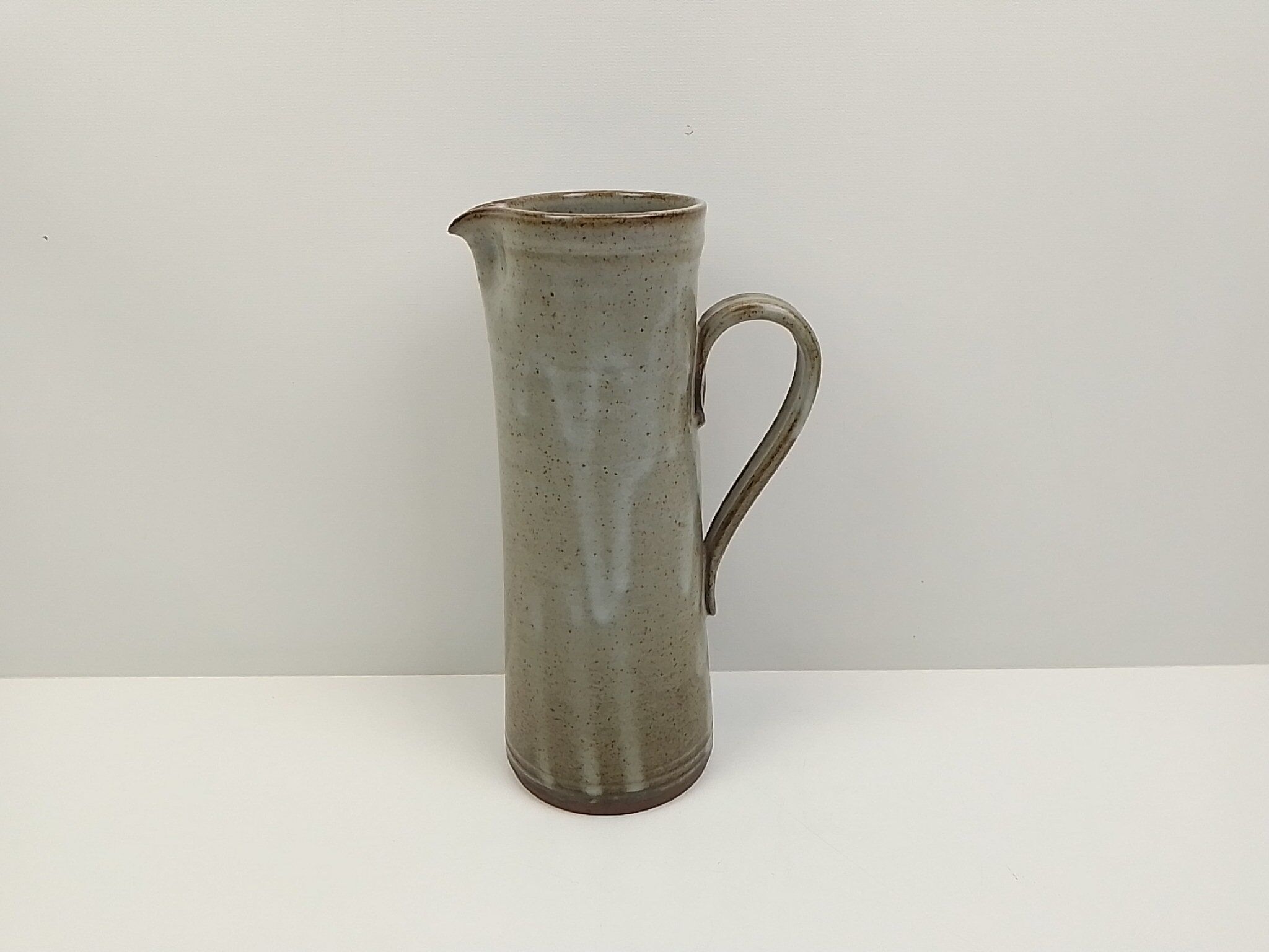 Pitcher in speckled sandstone 27 cm