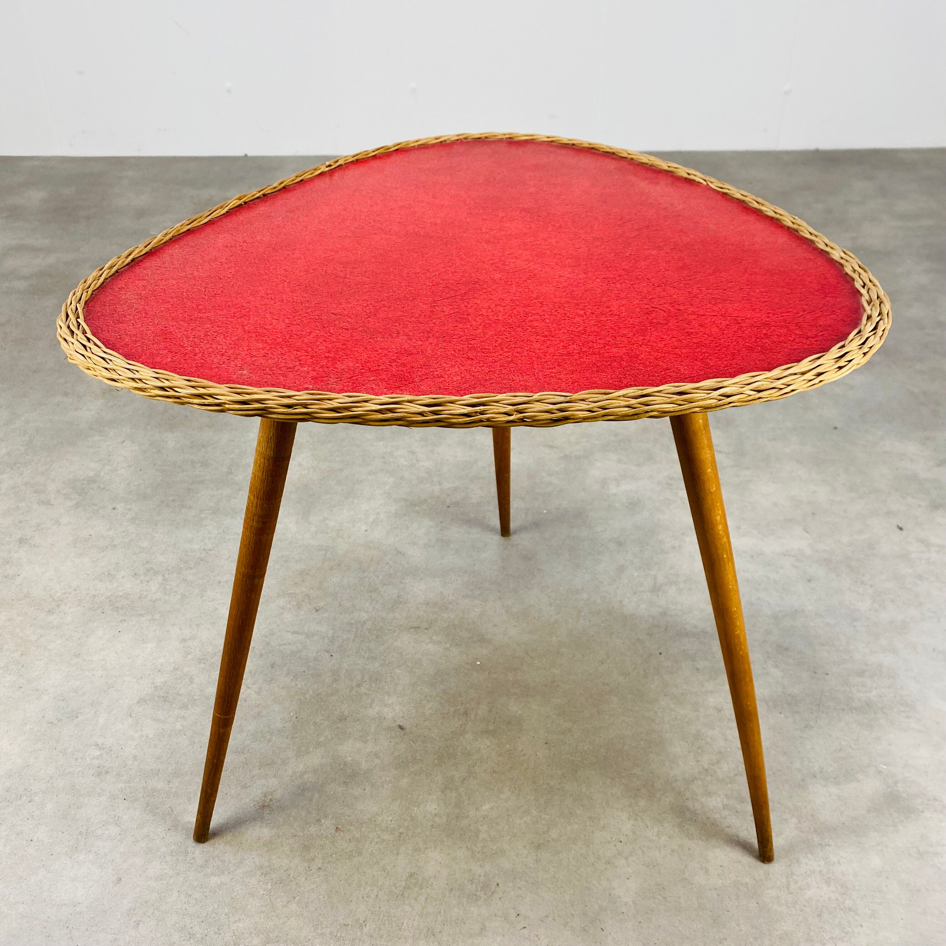 Table d'appoint tripode osier rouge années 50