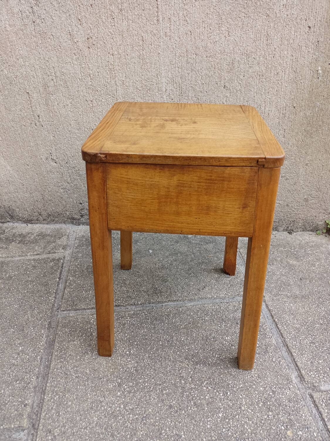 Chest stool in Fresnes