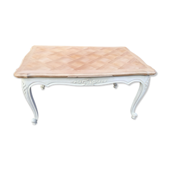 Table de style Louis XV en merisier dessus décapé et piétement patiné en beige clair