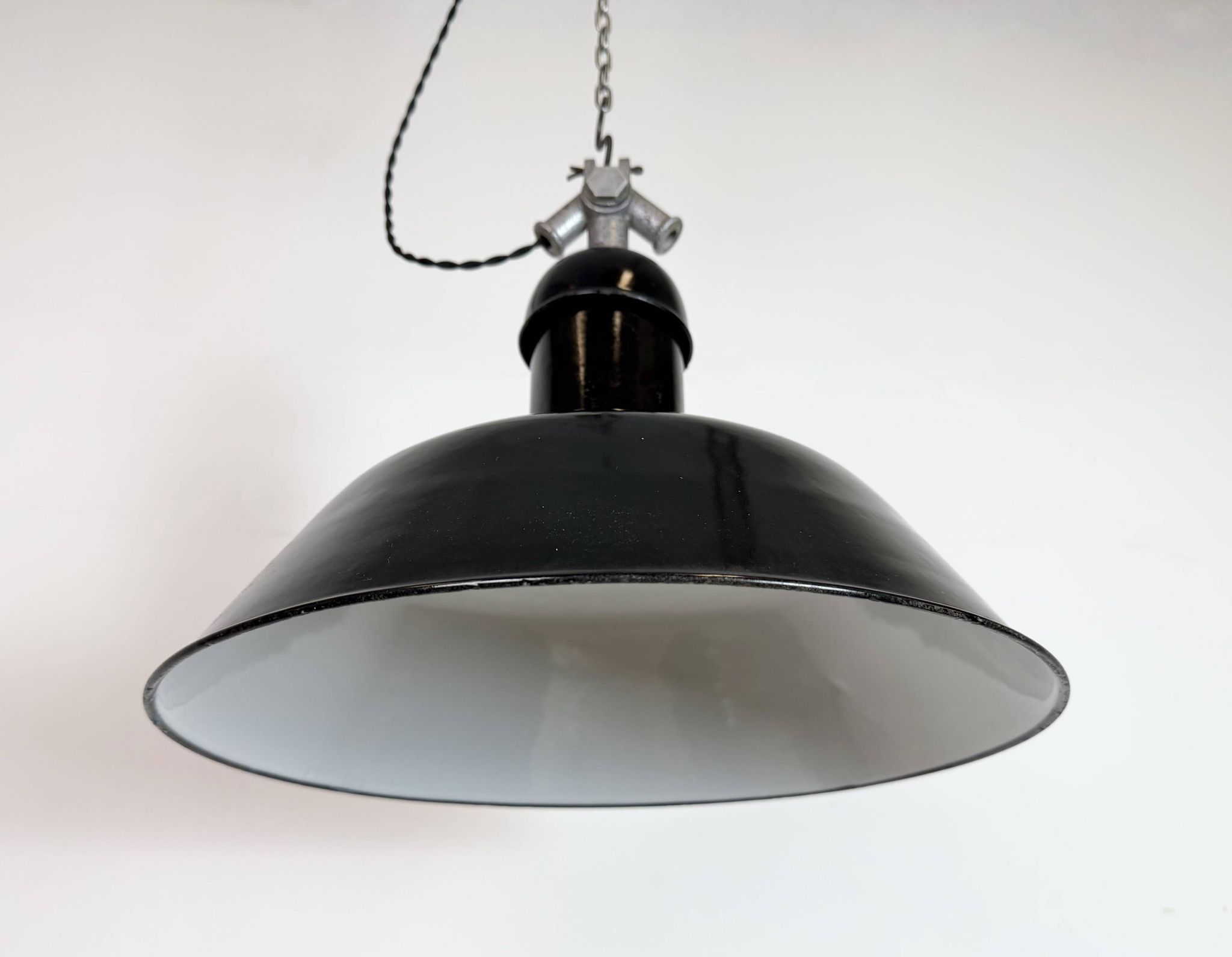 Lampe suspendue industrielle en émail noir de AEG, années 1930
