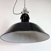 Lampe suspendue industrielle en émail noir de AEG, années 1930