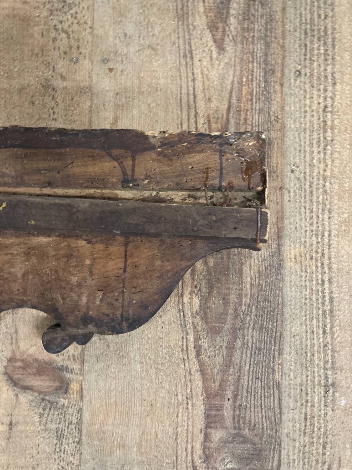Corniche fronton en bas relief en bois