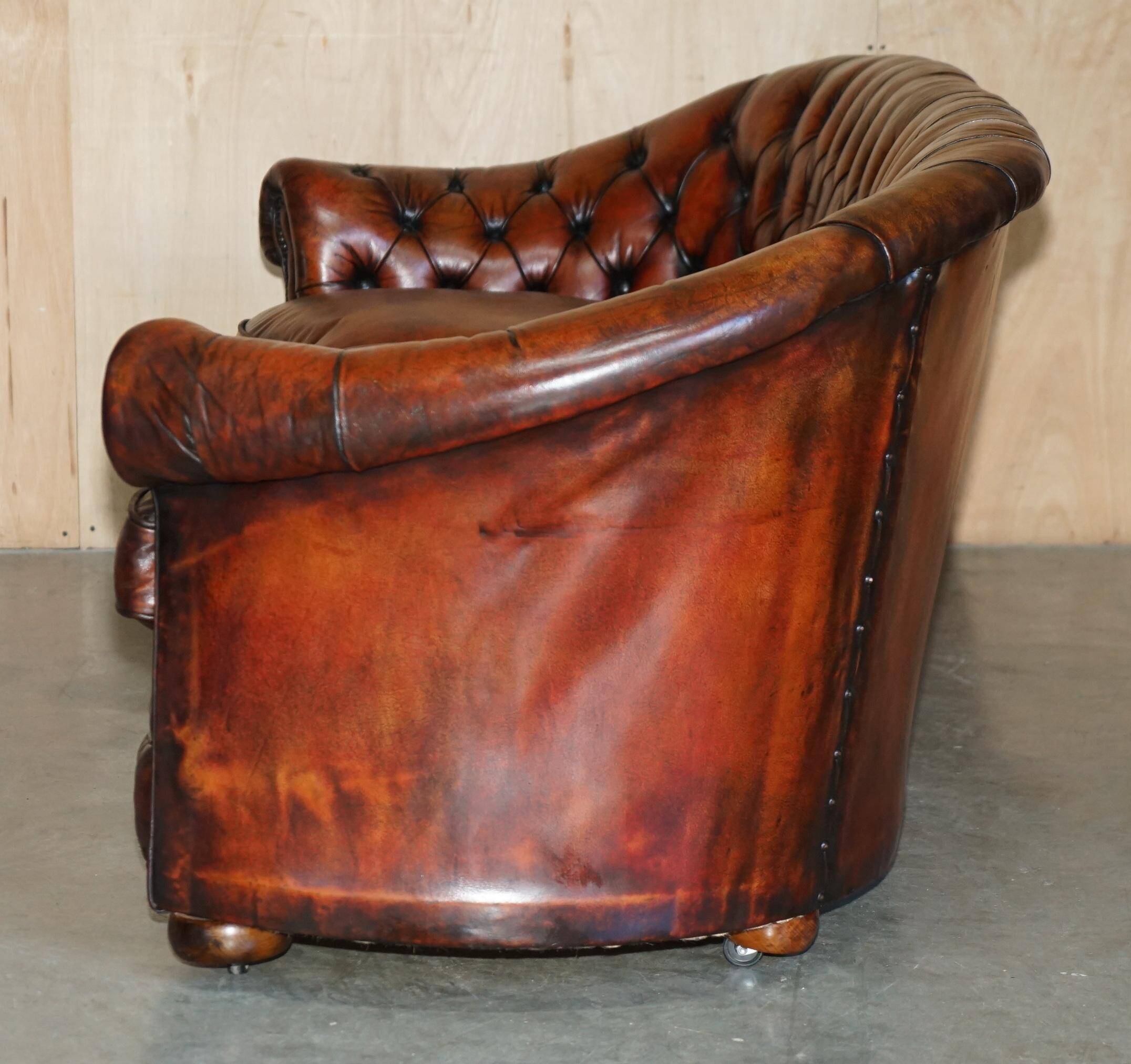 Curved Chesterfield canapé in hand-dyed vintage leather, fully restored.