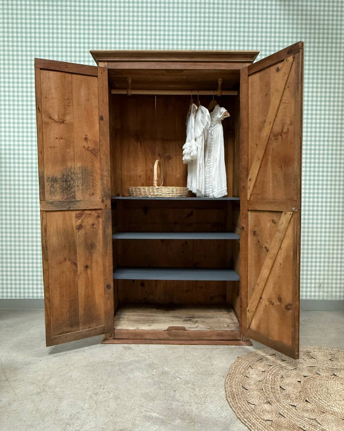 Large Parisian wardrobe with hanging space (renovated)