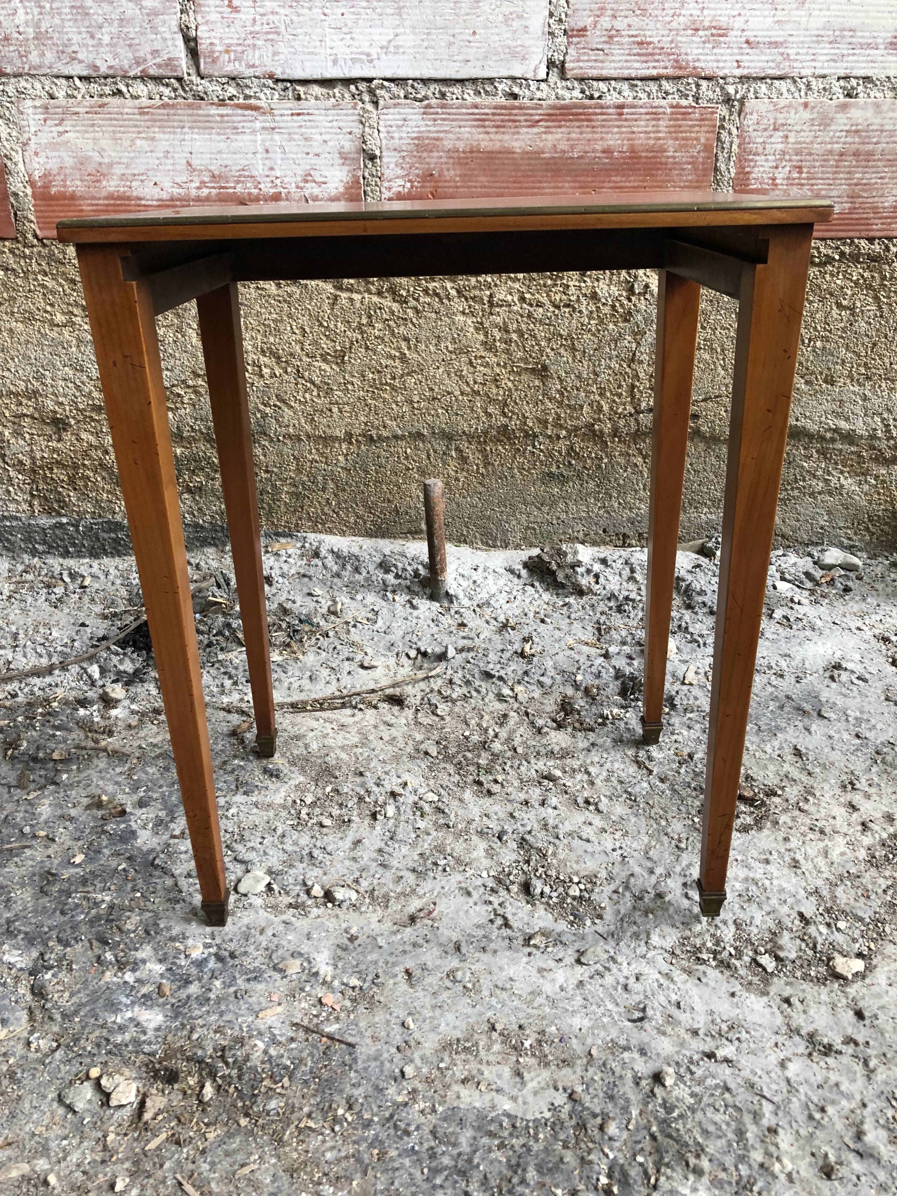 Table basse appoint bois pieds compas avec contour & sabots laiton vintage