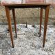 Table basse appoint bois pieds compas avec contour & sabots laiton vintage