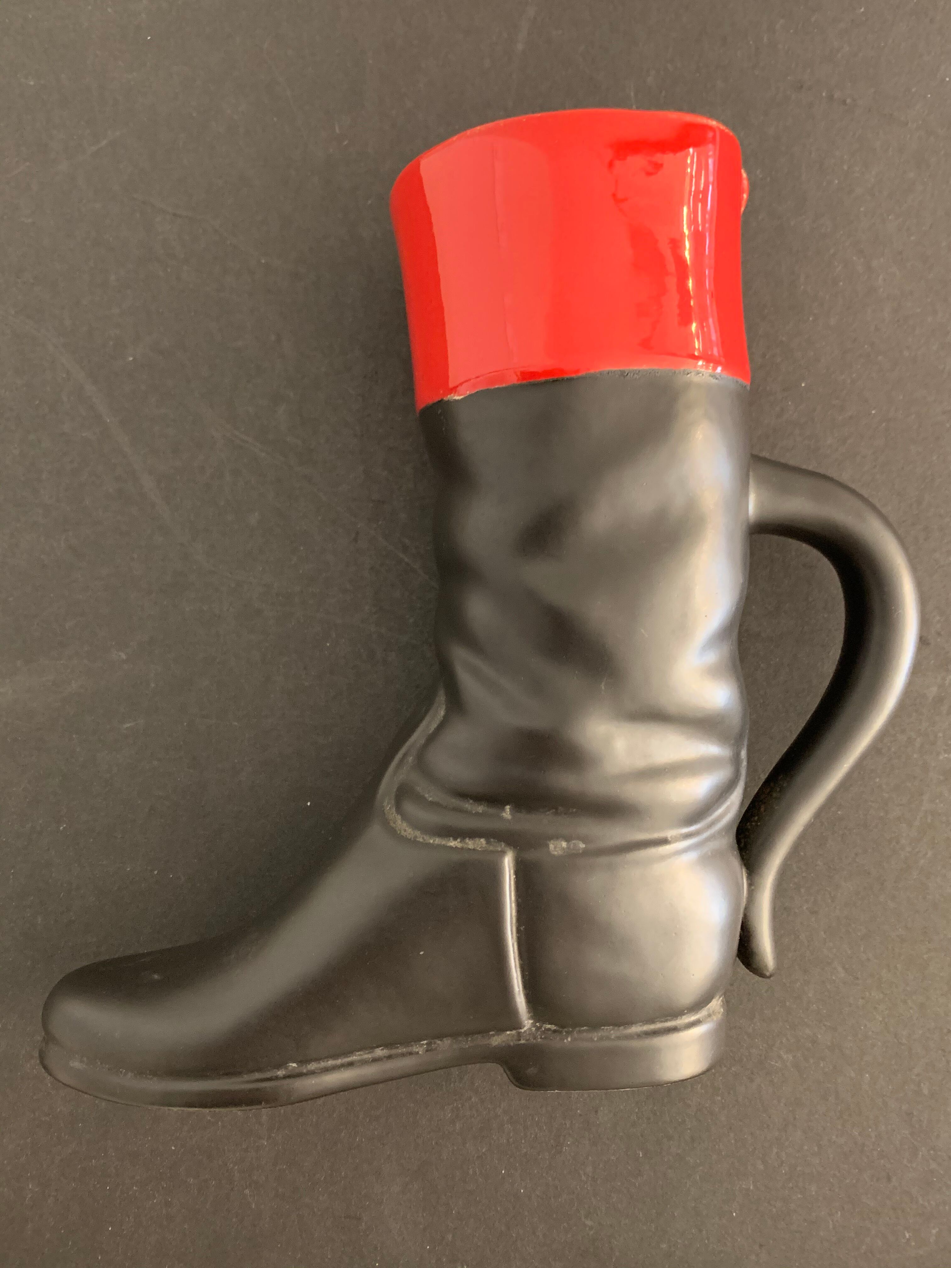 Vase en céramique botte cavalière rouge et noire Pol Chambost