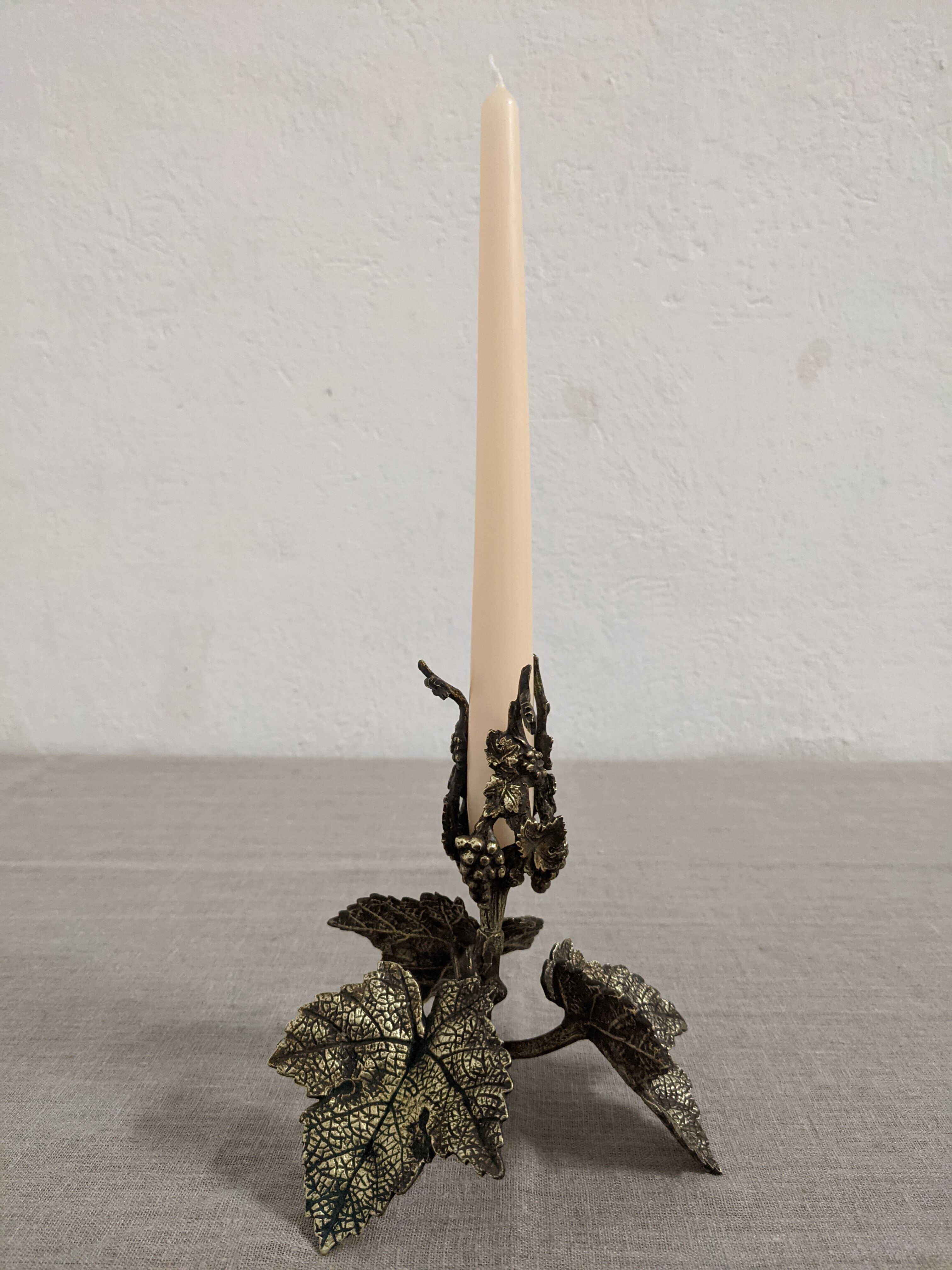 Bougeoir en bronze à décor naturaliste