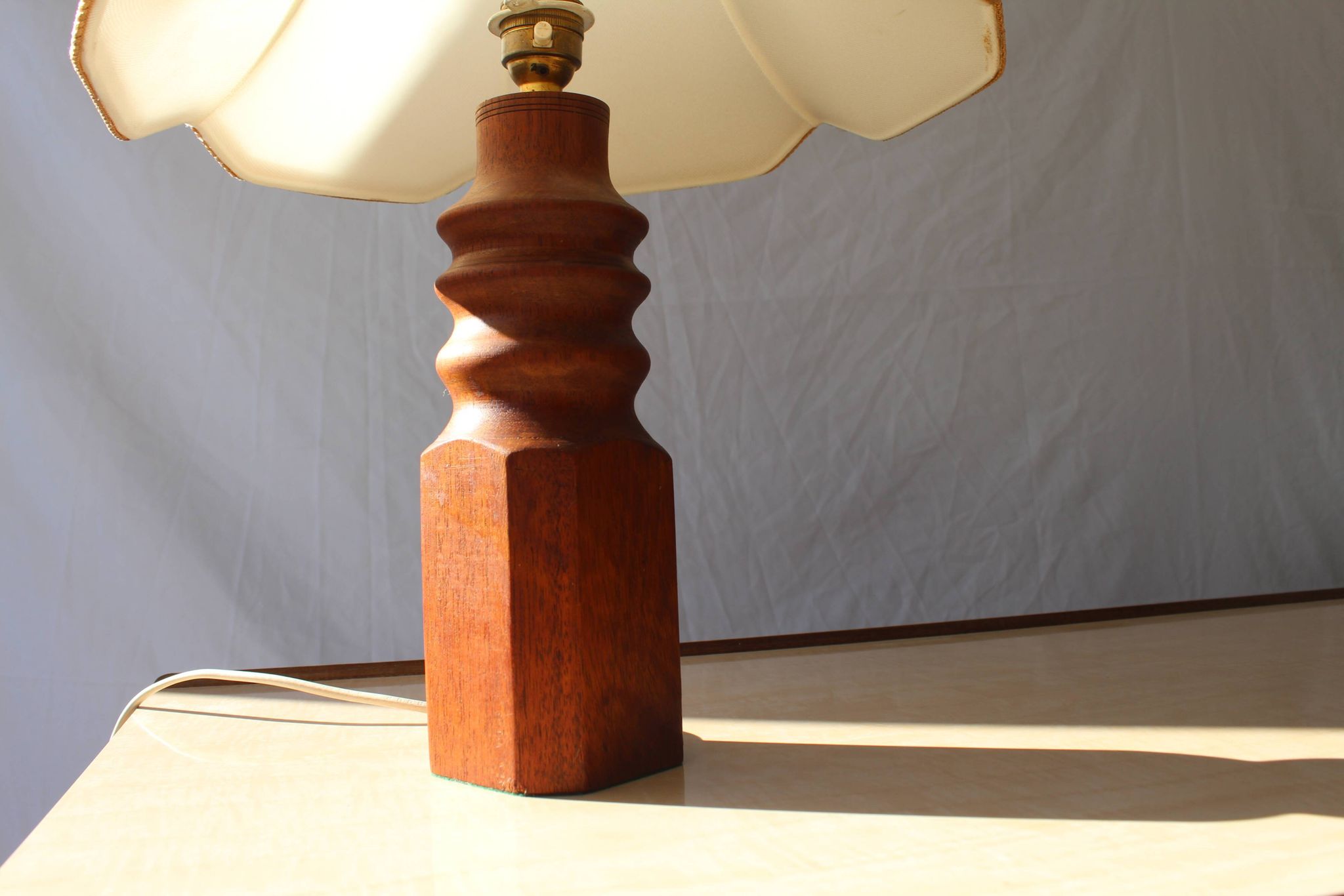 Lampe danoise tournée en bois des années 1970