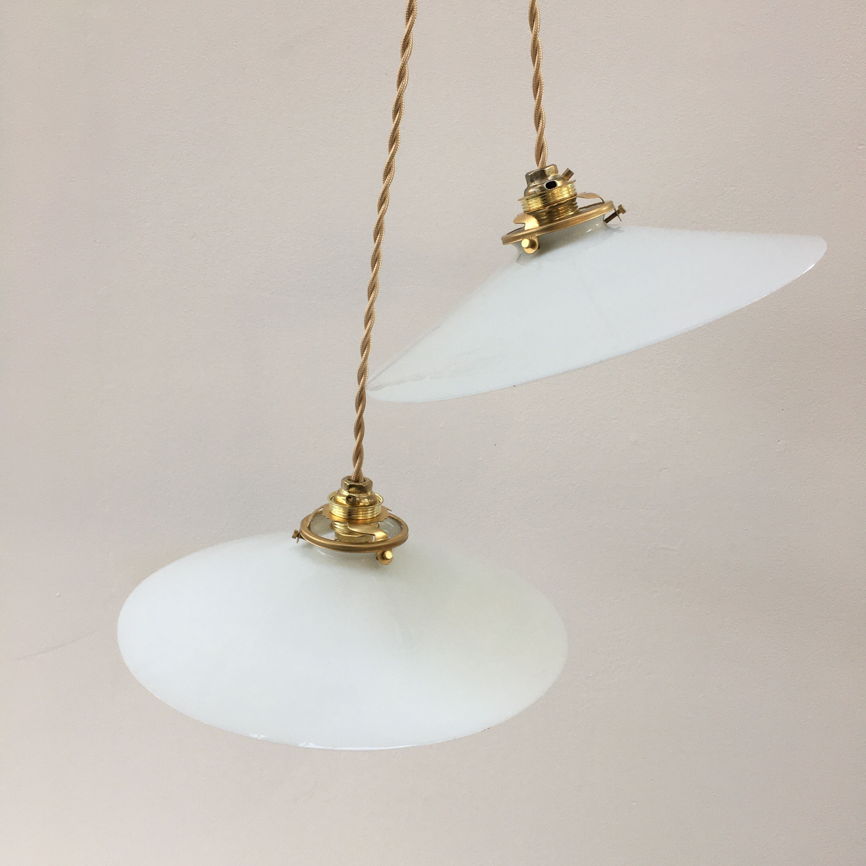 Pair of suspensions in white opaline