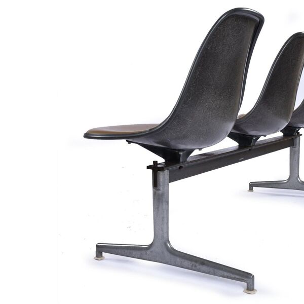 Banc tandem avec chaises à coque en Naugahyde marron de Charles et Ray Eames pour Herman Miller.