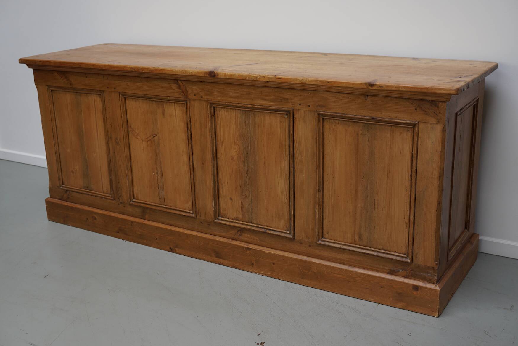 Cabinet de pharmacie en pin allemand rustique / comptoir de magasin / îlot de cuisine, 1930