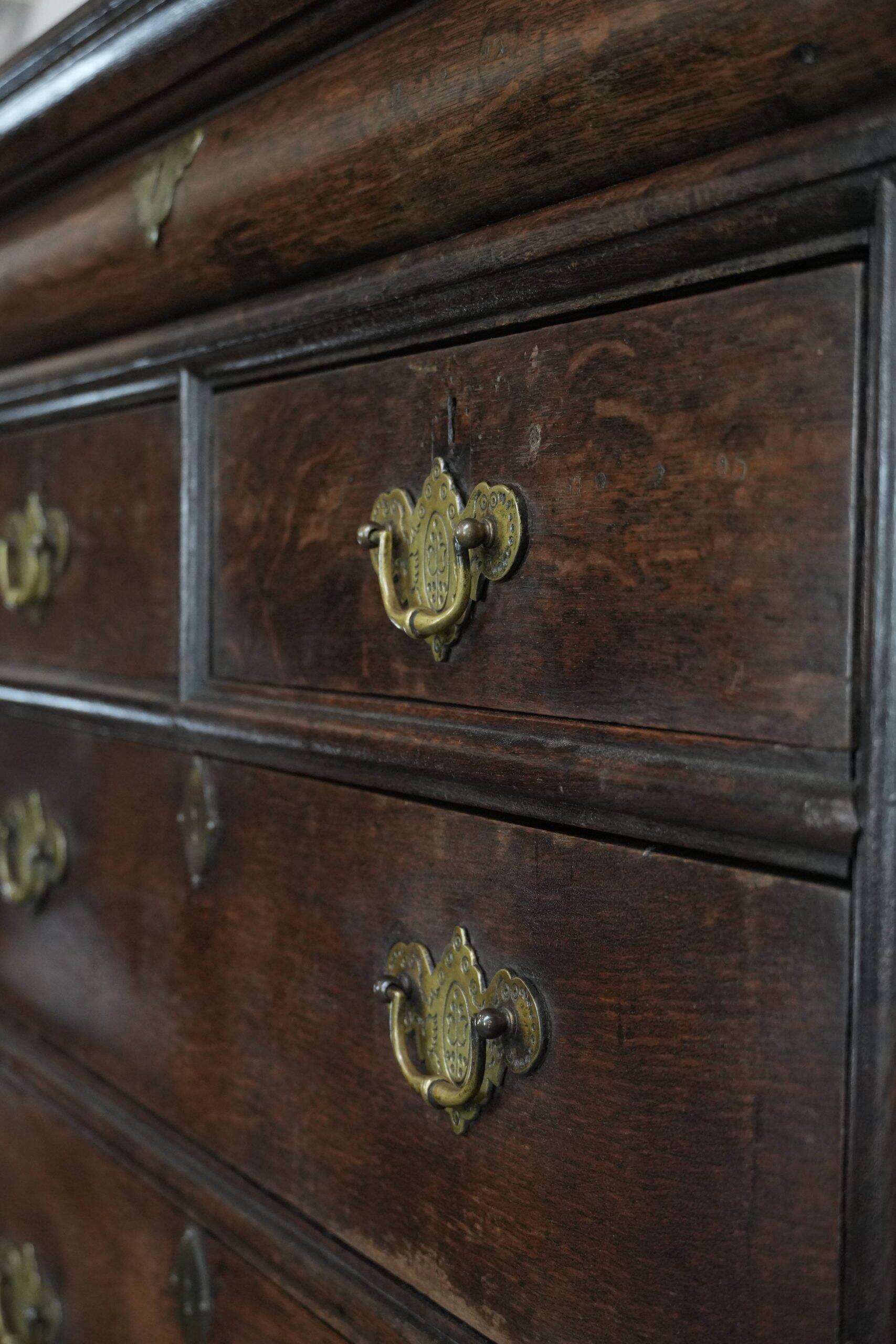 Unique commode anglaise antique du début du XVIIIe siècle